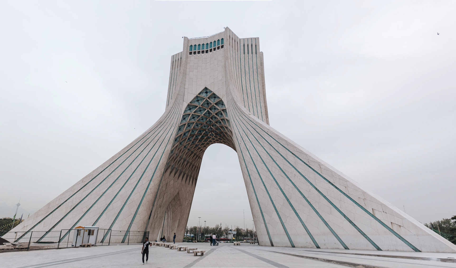 Azadi Tower - věž postavená v roce 1971 k oslavám 2500 let od vzniku Perské říše