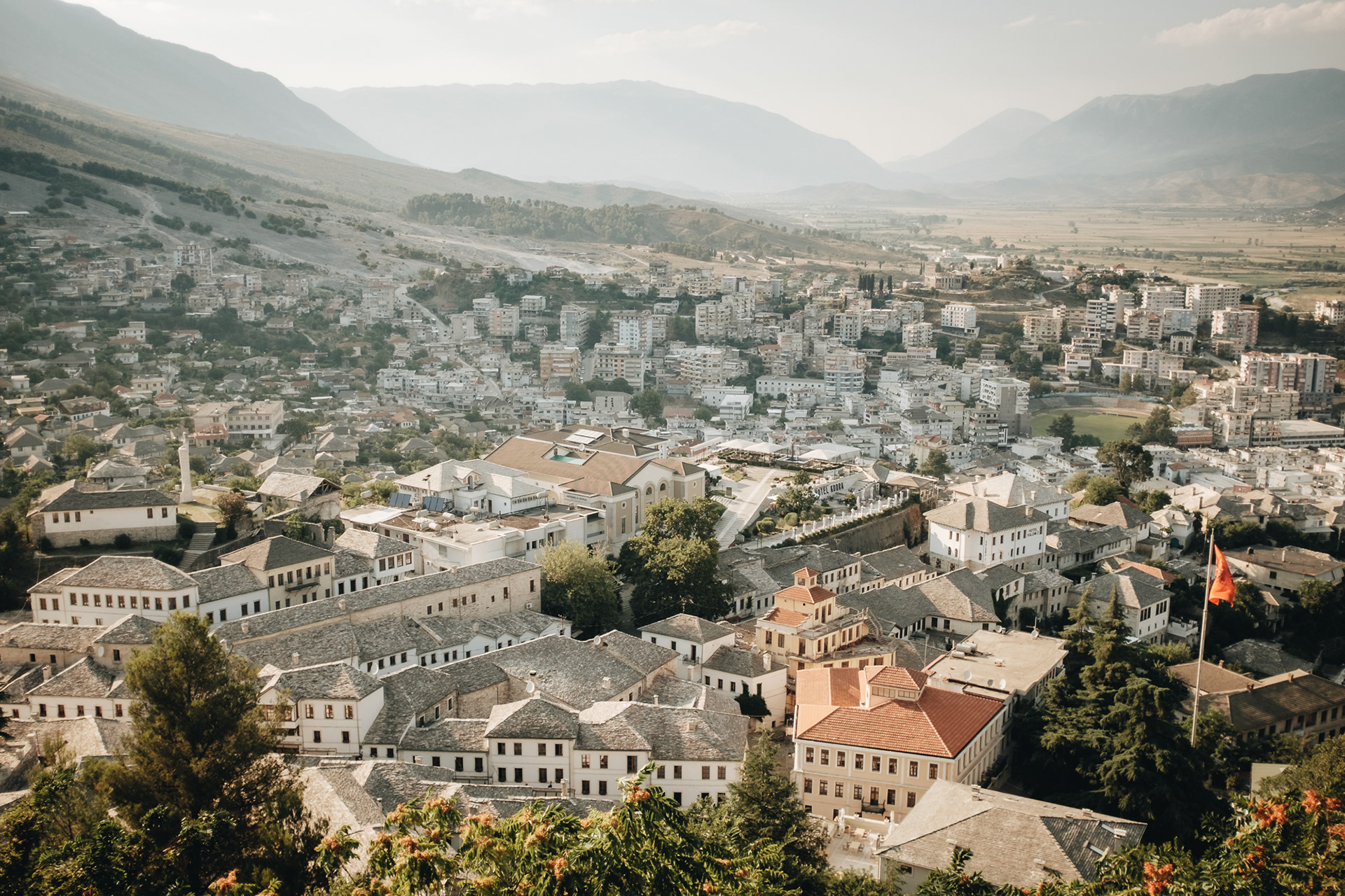 Gjirokastra Old Town - město se strašidelnými domy-tvrzemi, z nichž každá měla svou malou vojenskou posádku, aby mohla bránit své majitele - v celé historii to byli klasicky rebelové