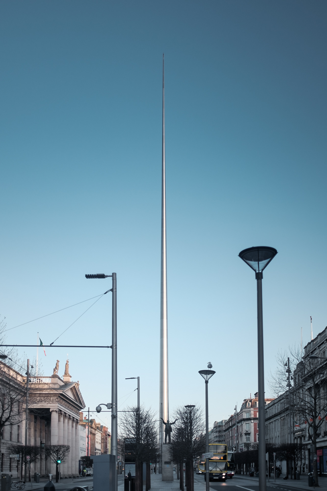 Spire of Dublin – jehla, stojí na místě Nelsonova sloupu, který zničila IRA v r. 1966, zřejmě nejvyšší plastika na světě (v průměru 3 m -> 15 cm, výška přes 120 m)