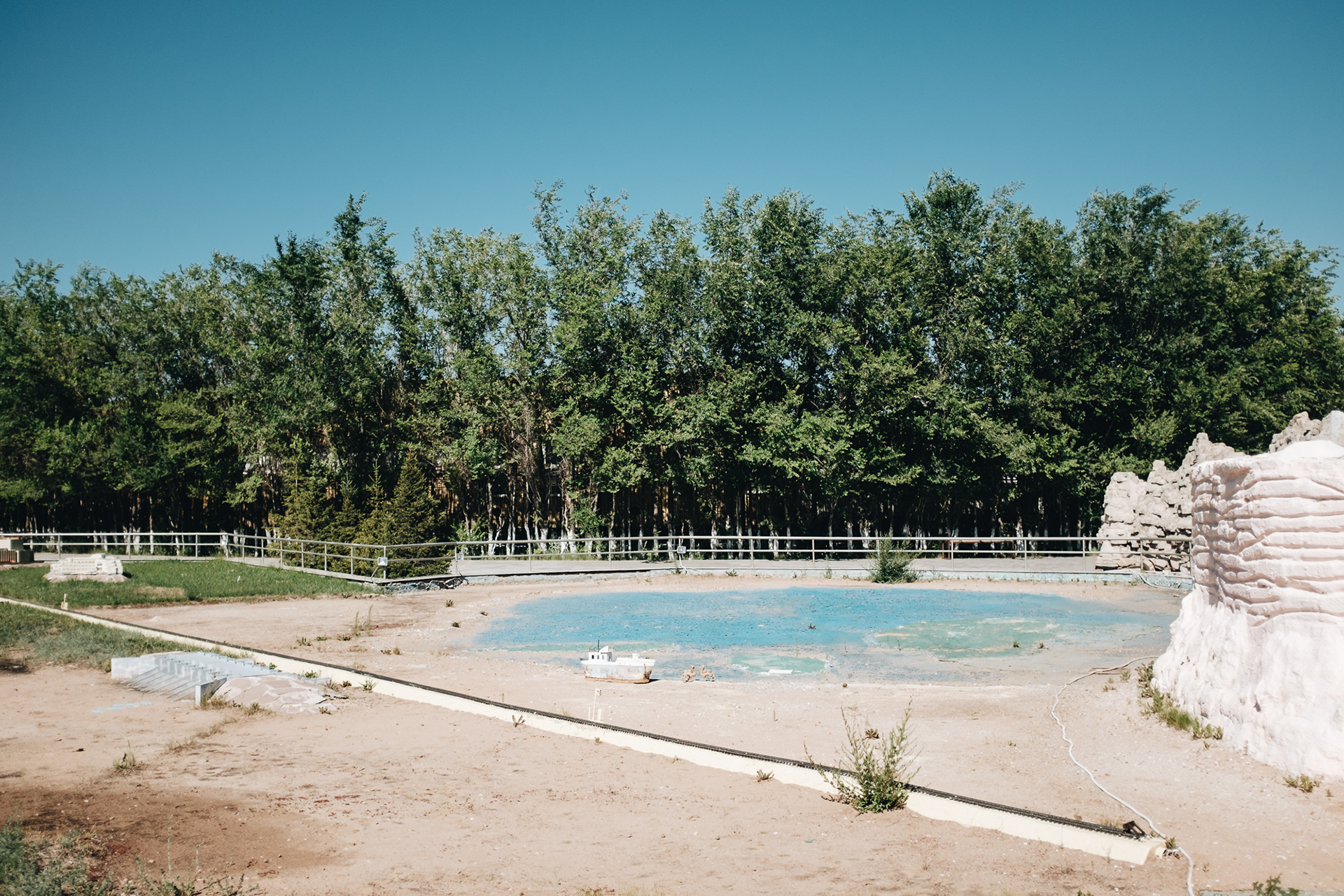 Ethno-memorial complex Map of Kazakhstan Atameken - 200 m dlouhý park představující mapu Kazachstánu se zmenšeninami významných budov (400 KZT + 300 KZT za foto); Aralské jezero 
