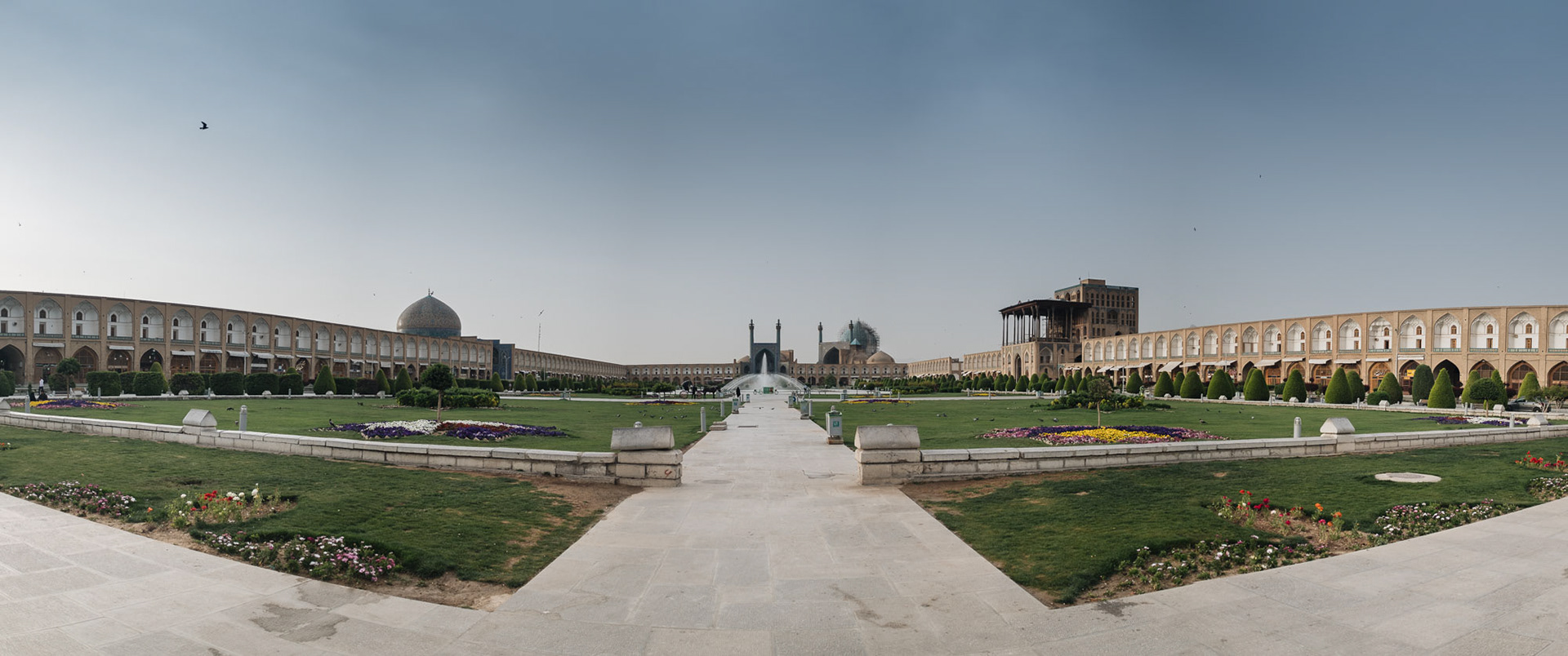 Naqsh-e Jahan Square - náměstí, které původně sloužilo jako hřiště pro polo. Vpravo je vidět tribuna pro šáha