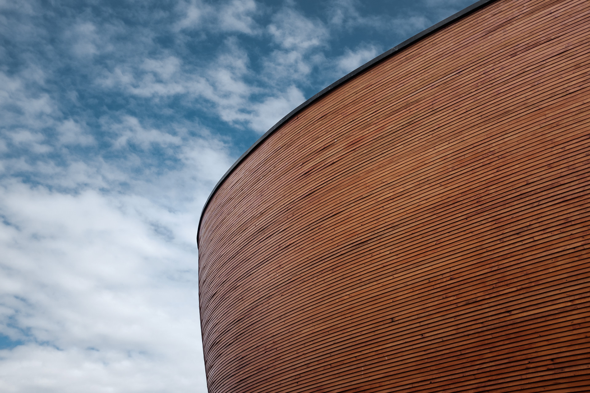 Kamppi Chapel (Chapel of Silence) - ačkoliv je kaple na rušném náměstí v Helsinkách, uvnitř je ticho (kromě davů Japonců)