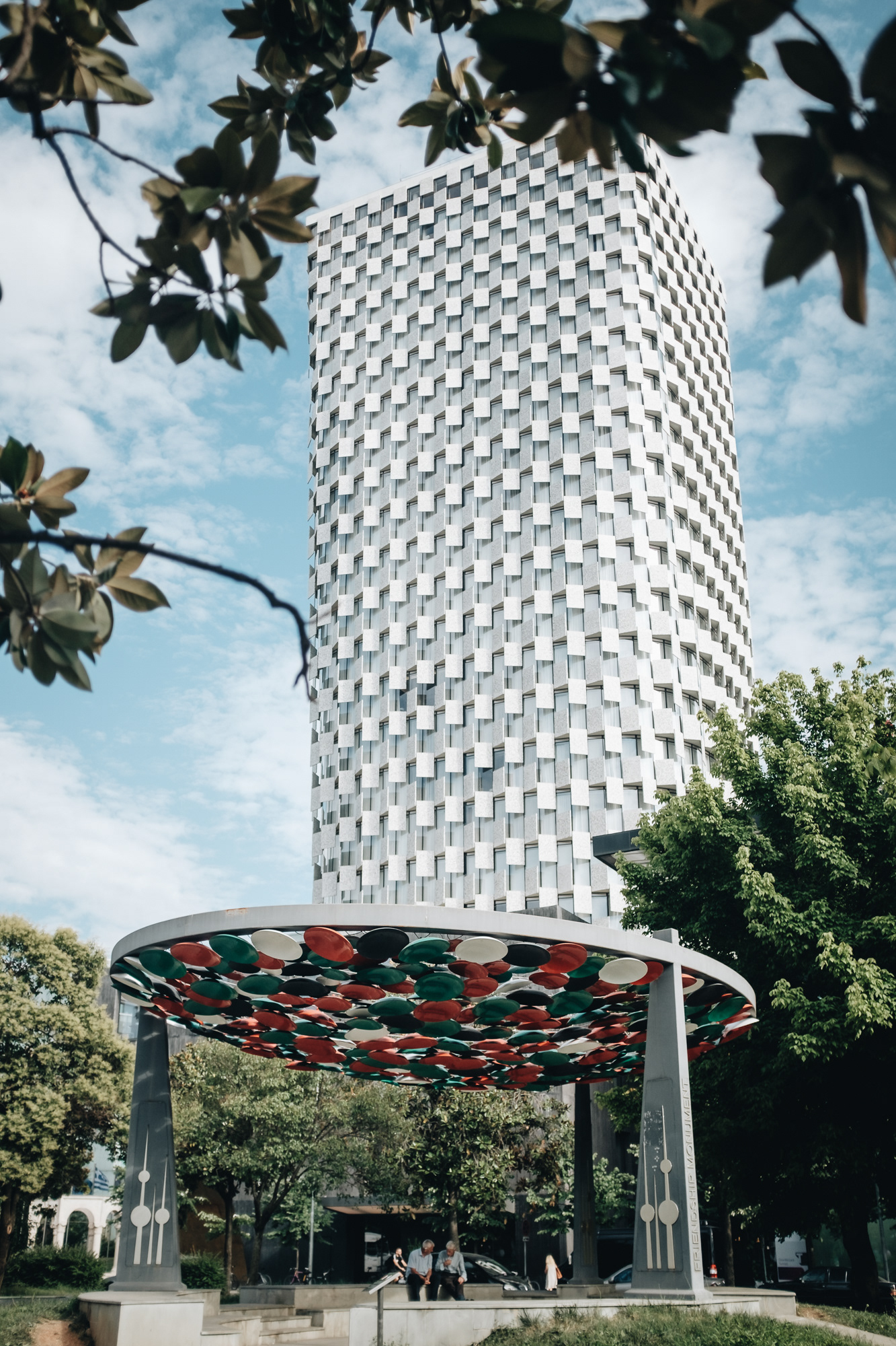 Friendship Monument - Památník přátelství mezi Albánií a Kuvajtem z r. 2016 a hotel Plaza v pozadí