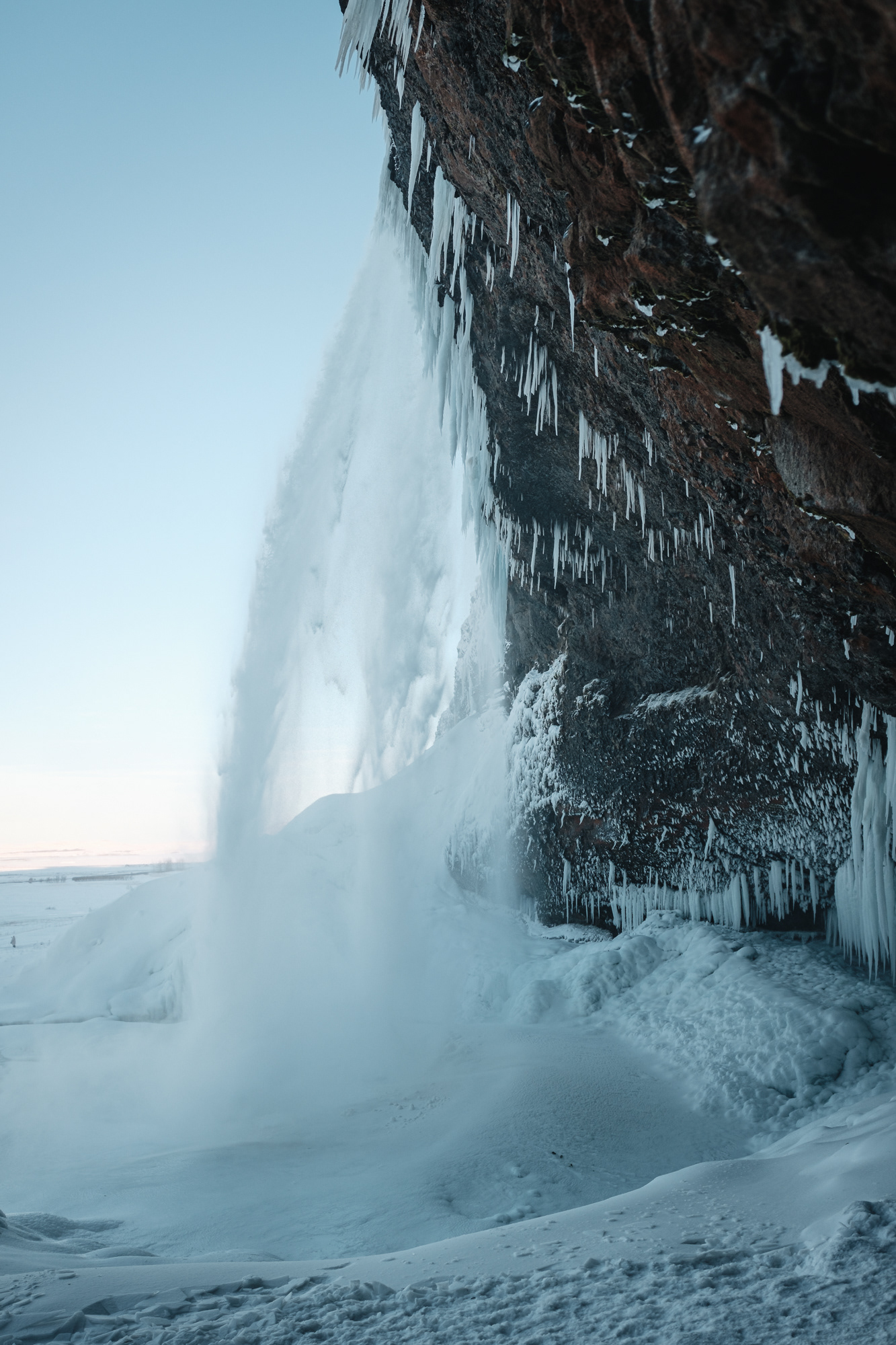 Seljalandsfoss - vodopád Seljalandsfoss se dá obejít zezadu, v zimě ale často zavřeno (parkoviště 750ISK)