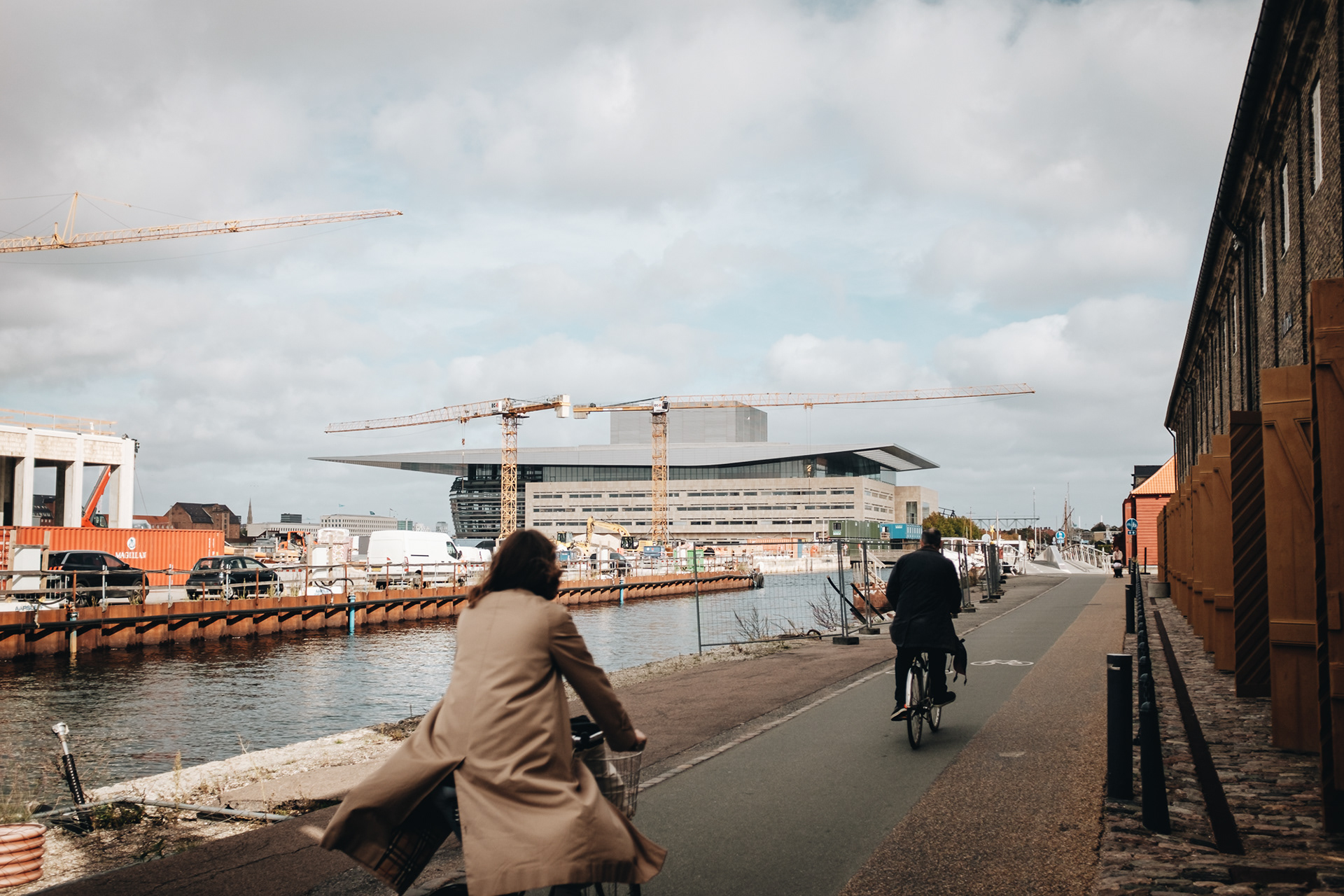 Kodaňská opera architekta Henninga Larsena, který se od ní pak distancoval kvůli zásahům šéfa Mærsk (firma sídlí na protějším břehu)