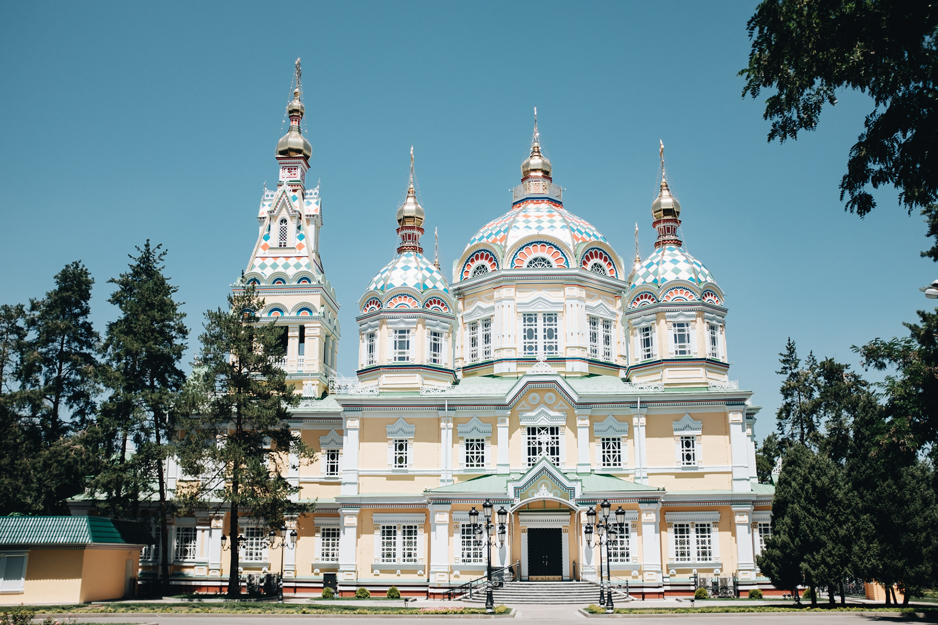Chrám Nanebevstoupení Páně - ortodoxní (Zenkovova) katedrála z carské éry, nejbližší kazašská příbuzná moskevského Vasila Blaženého, pozoruhodná ze 3 důvodů: celá je ze dřeva, nebyl zde použit ani jeden hřebík a byla jednou z několika málo budov, které přežily zemětřesení v roce 1911 (podle místních je to práce Boha), v sovětských dobách bylo používána jako muzeum a koncertní sál, r. 1995 vrácena ruské pravoslavné církvi, která ji zrekonstruovala 