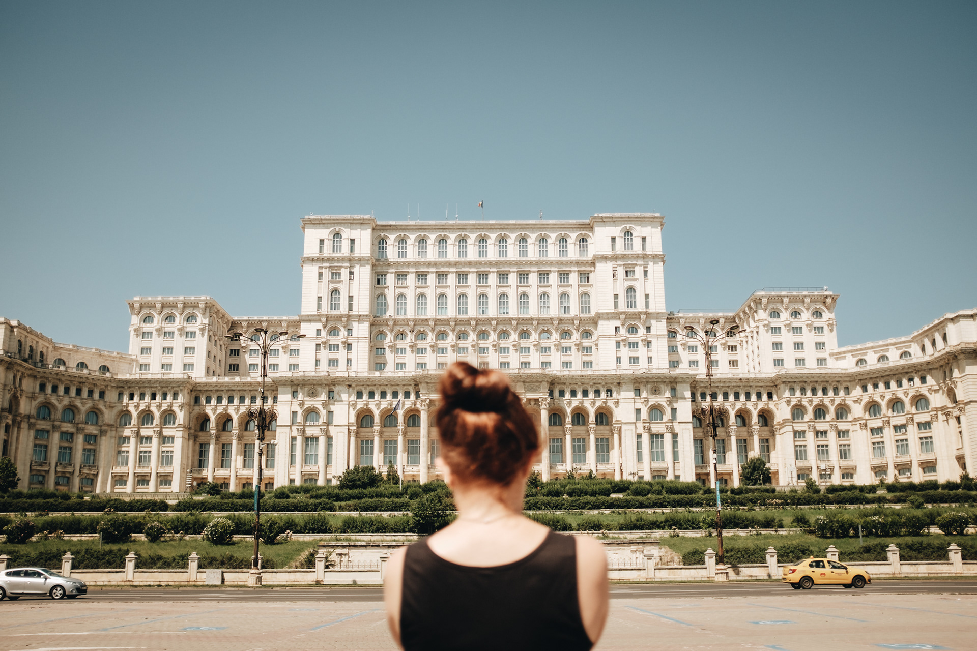 Palác Parlamentu – druhá největší administrativní budova na světě, 270x240x46 m, palác Ceausescu zamýšlel jako sídlo ministerstev, kanceláří komunistické strany a bydlení pro vysoké funkcionáře, před stavbou zde byl kopec Spirei, který byl zarovnán, budova má 12 nadzemních a 4 podzemní patra (vč. protiatomového krytu), 100 m dlouhé foyeur a 1100 pokojů, ve kterých jsou dnes v polovině kanceláře a zbytek prázdný, dekorace kvůli Ceausescovým rozmarům nebyly nikdy dokončeny, budově se přezdívalo Casa Nebunului = Dům šílence, dnes zde sídlí senát i parlament prohlídky 9:00–17:00 (poslední v 16:30), 40-45 lei, ID s sebou!