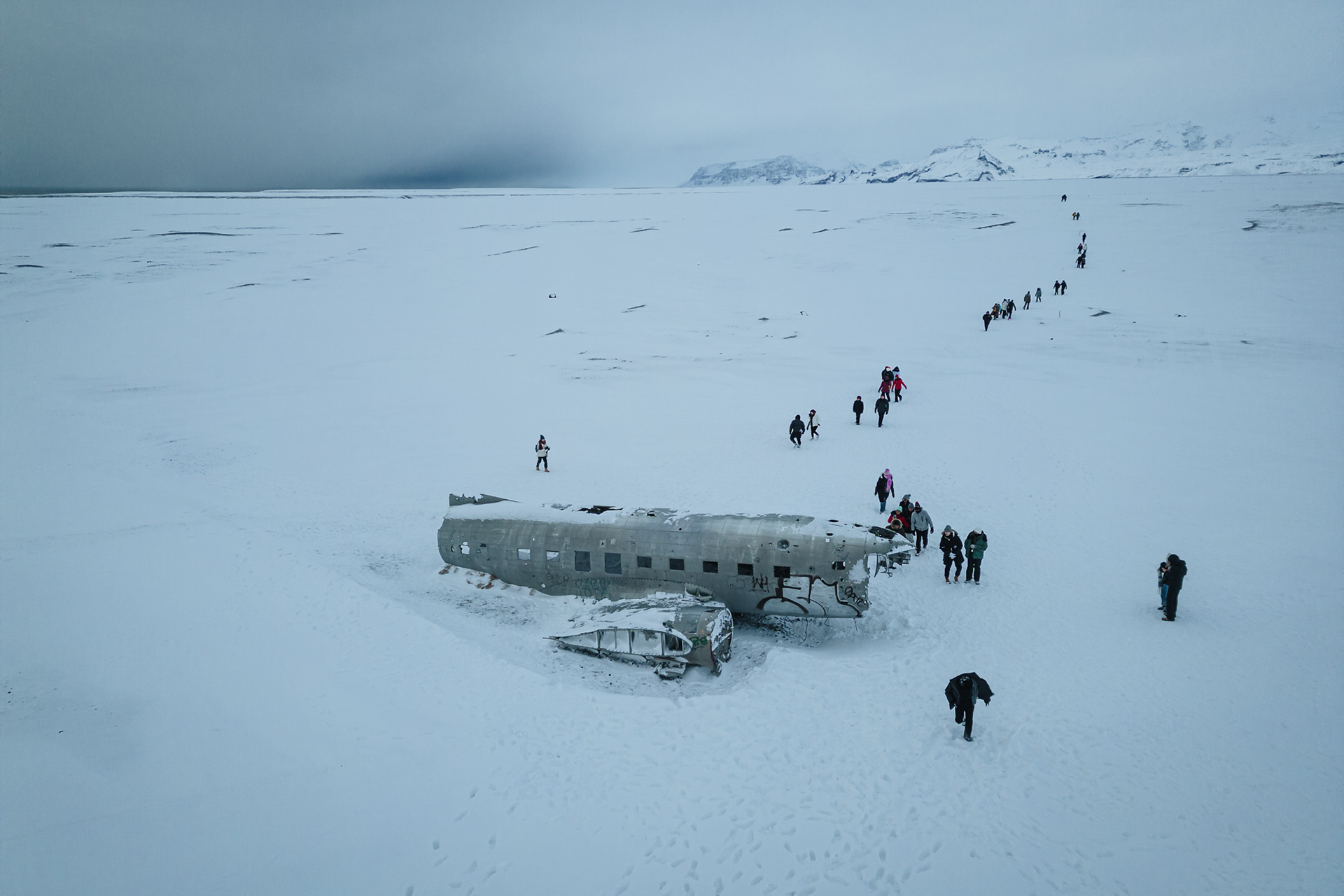 Solheimasandur Plane Wreck - k vraku se jde pěšky asi 4 km (jedna cesta) po holé pláni (trápení za velkého deště a větru)
