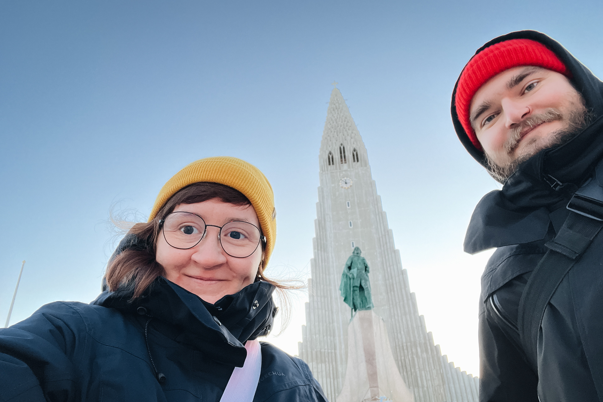Hallgrímskirkja - stavba architekta Gudjóna Samúelssona (navrhnul i Islandské národní divadlo, hl. budovu Islandské univerzity) z let 1945–1986 na památku básníka a reverenda Hallgríma Péturssona, který zkomponoval nejznámější islandské náboženské dílo – Pašijové hymny; 74,5 m vysoká věž má představovat vulkanický čedič, výtah na vrchol; před kostelem stojí socha vikinga Leifa Eiríkssona, prvního Evropana, který objevil Ameriku (dar USA k 1000. výročí založení Althingu v r. 1930)