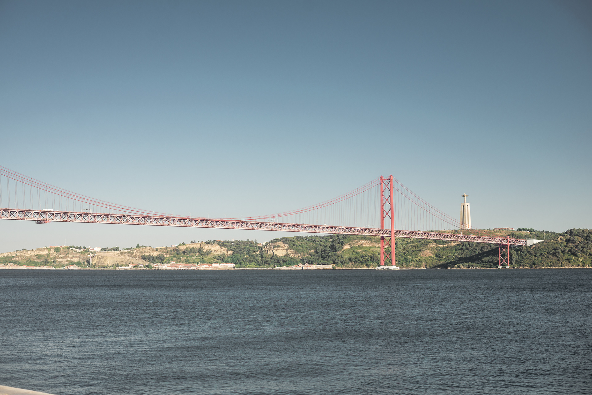 Ponte 25 de Abril - kopie Golden Gate Bridge pojmenovaná po událostech Karafiátové revoluce, kdy levicoví revolucionáři svrhli Salazarovu diktaturu