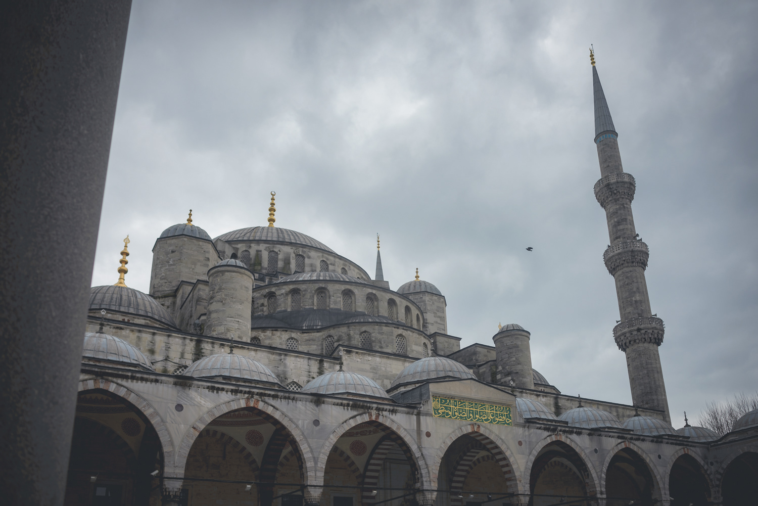 Sultan Ahmet camii - Modrá mešita. U mešit platí pravidlo: běžná mešita má jeden minaret, lepší může mít dva minarety, ale šest minaretů smí mít pouze mešita v Mekce. Pověst proto praví, že sultán musel nakonec nechat postavit v Mekce sedmý minaret.