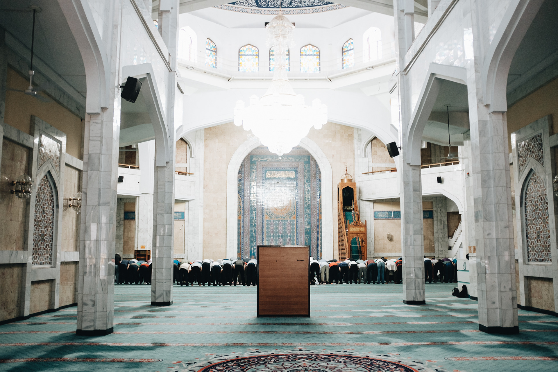 Almaty Central Mosque při modlitbě - mešita z r. 1999 z bílého mramoru, jedna z největších v zemi, hlavní sál až pro 3000 věřících, možnost prohlídky kromě pátku 