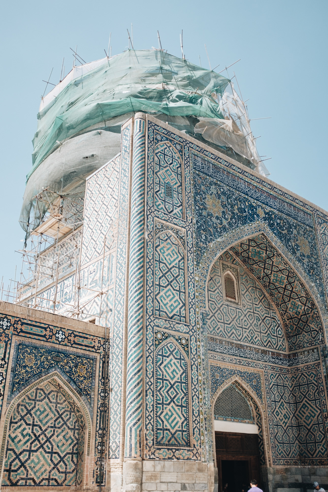 Tillya-Kori Madrasah - napodobenina původní medresy ze 17. st., zajímavostí je mešita vlevo zdobená zlatem a symbolizující bohatství Samarkandu v době, kdy byla postavena, strop mešity je rovný!