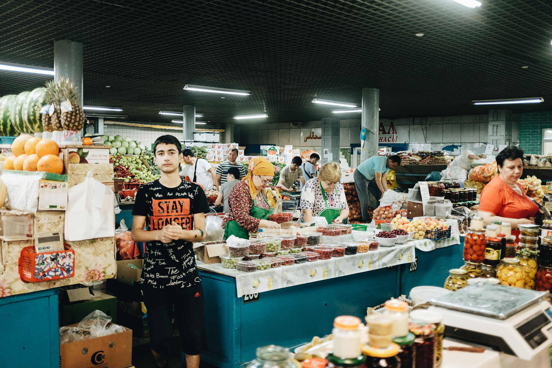 Zelenyy bazar - tradiční dvoupatrová tržnice, na Hedvábné stezce, chaos a prodej všeho - ovoce, ořechy, ryby, koření, saláty, zelenina, bylinky, sýry, klobásy, maso, kymys (alkoholický nápoj z kvašeného kobylího mléka), šubat (zakysané velbloudí mléko), šťávy z ovoce, ... (út-ne 8:00-18:00) 