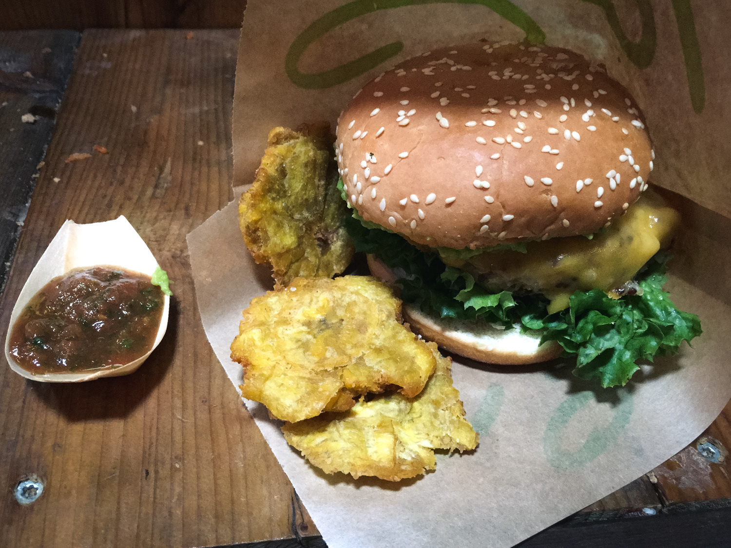 Street food market v budově bývalé papírny, tady kolumbijský vege burgry