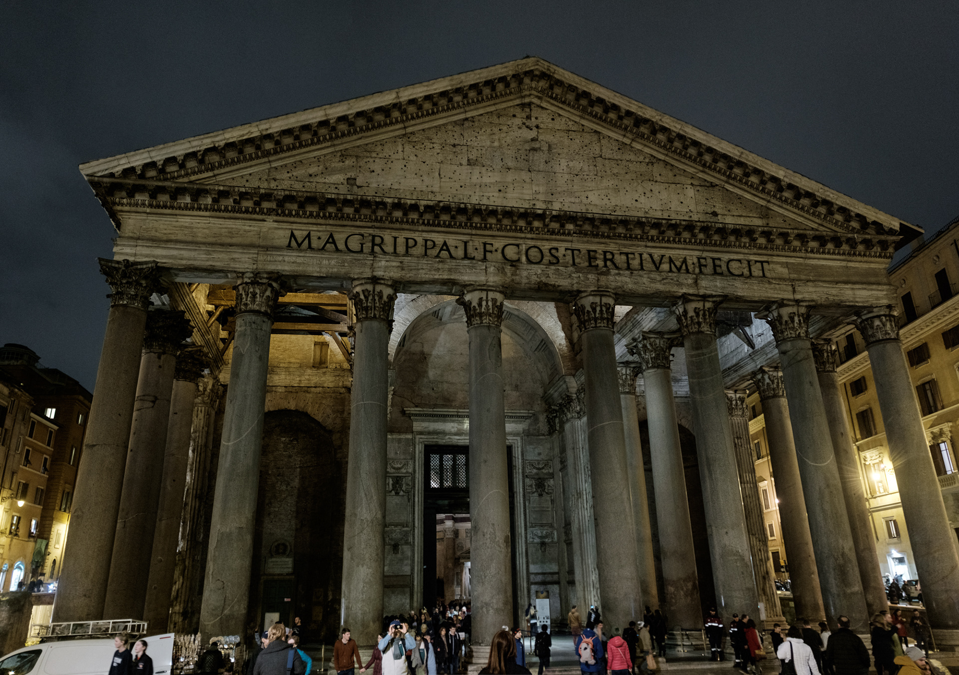 Pantheon - jedna z nejvýznamnějších a nejzachovalejších antických staveb s největší kopulí na světě (těsně před kopulí na Bazilice sv. Petra ve Vatikánu)
