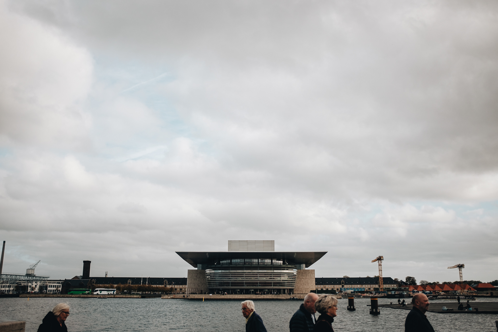 Kodaňská opera architekta Henninga Larsena, který se od ní pak distancoval kvůli zásahům šéfa Mærsk (firma sídlí na protějším břehu)