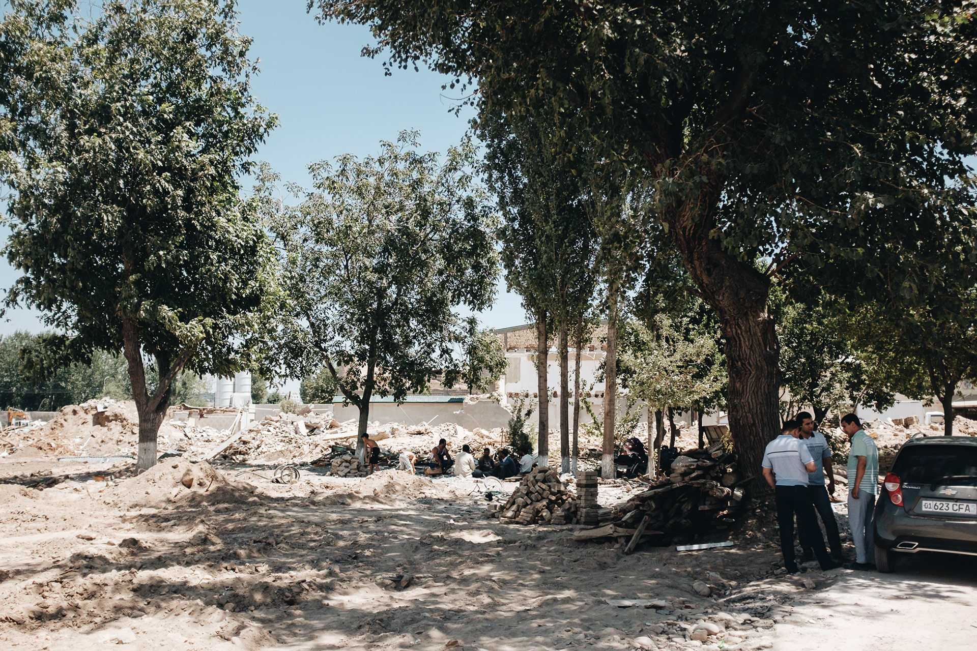 Stavbaři na svačině ve stínu