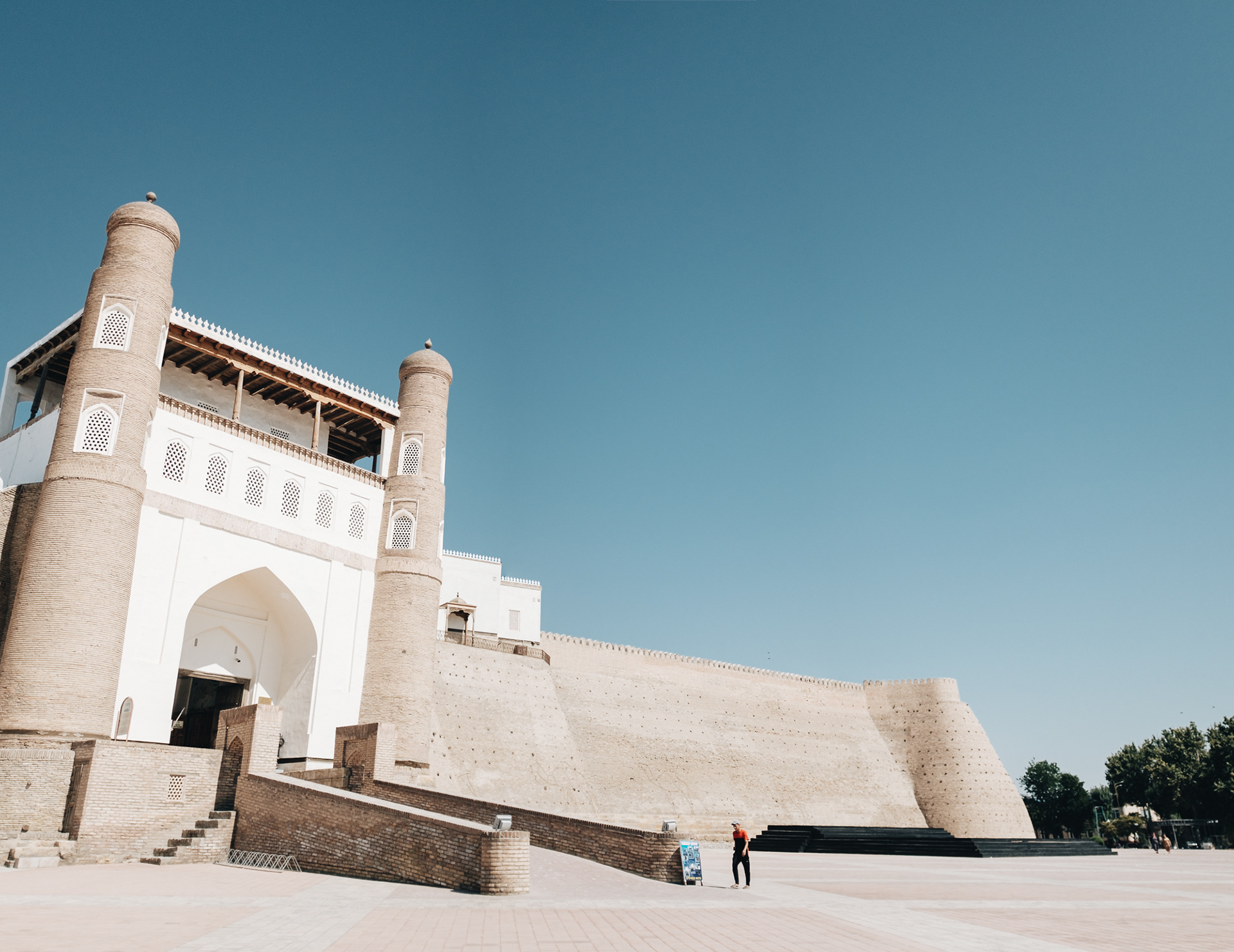 Ark - středověká citadela, odkud vládli bucharští emírové, královské město ve městě, nejstarší stavba Buchary obývaná od 5. st. do r. 1920, kdy byla vybombardována Rudou armádou, dnes jsou uvnitř většinou ruiny, pouze několik zachovaných královských budov přeměněno na muzea; Páteční mešita ze 17. st.; přijímací a korunovační sál, dveře ve zdi pod úrovní chodníku vedou do harému; zindán - tradiční středoasijský žalář (dnes Muzeum práva a zákonodárství), mešita Bolo-chauz