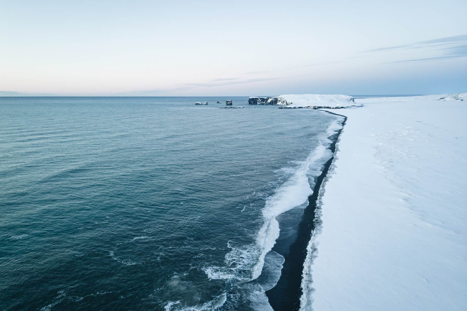 Black Sand Beach Reynisfjara - černá pláž s čedičovými sloupy, na útesech žijí papuchálci, supr výhled na západ na Dyrhólaey, v okolních útesech je mnoho jeskyní, pozor na vlny!