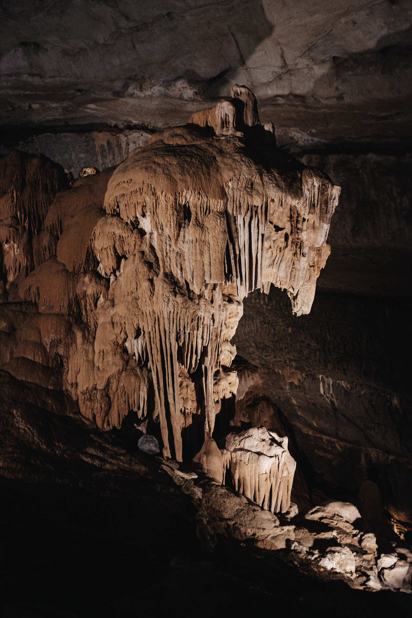 Al Hoota – turistická jeskyně se stalaktity a stalagmity a několika jezírky (7 OMR)