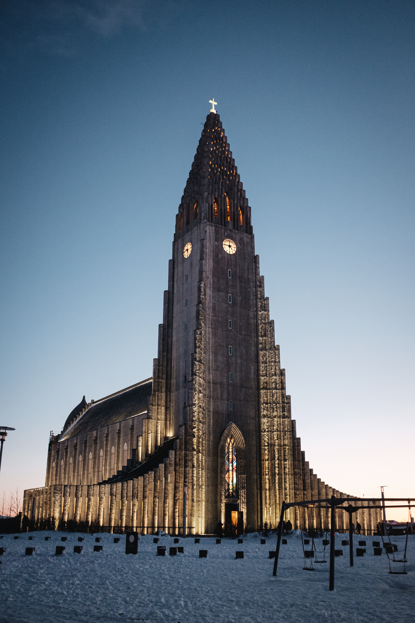 Hallgrímskirkja - stavba architekta Gudjóna Samúelssona (navrhnul i Islandské národní divadlo, hl. budovu Islandské univerzity) z let 1945–1986 na památku básníka a reverenda Hallgríma Péturssona, který zkomponoval nejznámější islandské náboženské dílo – Pašijové hymny; 74,5 m vysoká věž má představovat vulkanický čedič, výtah na vrchol; před kostelem stojí socha vikinga Leifa Eiríkssona, prvního Evropana, který objevil Ameriku (dar USA k 1000. výročí založení Althingu v r. 1930)