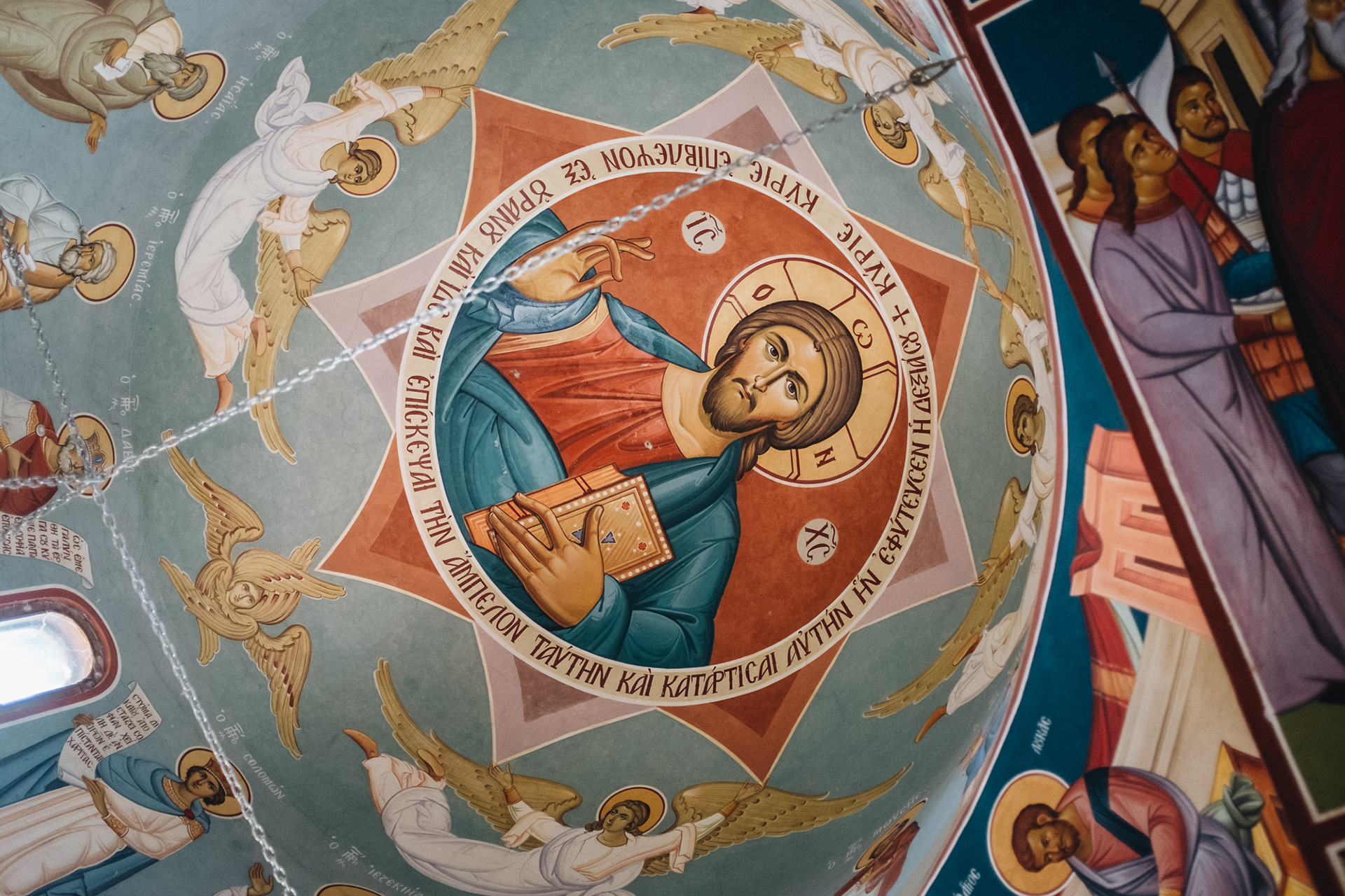 Stavrovouni Monastery – jeden z nejstarších klášterů na světě + krásný výhled z hory, na kterém se klášter nachází + místo, kde se nachází část kříže, na kterém byl ukřižován Ježíš; do kláštera smí pouze muži (co to je za sračku?) a pouze v dlouhých kalhotách, nesmí se tam fotit