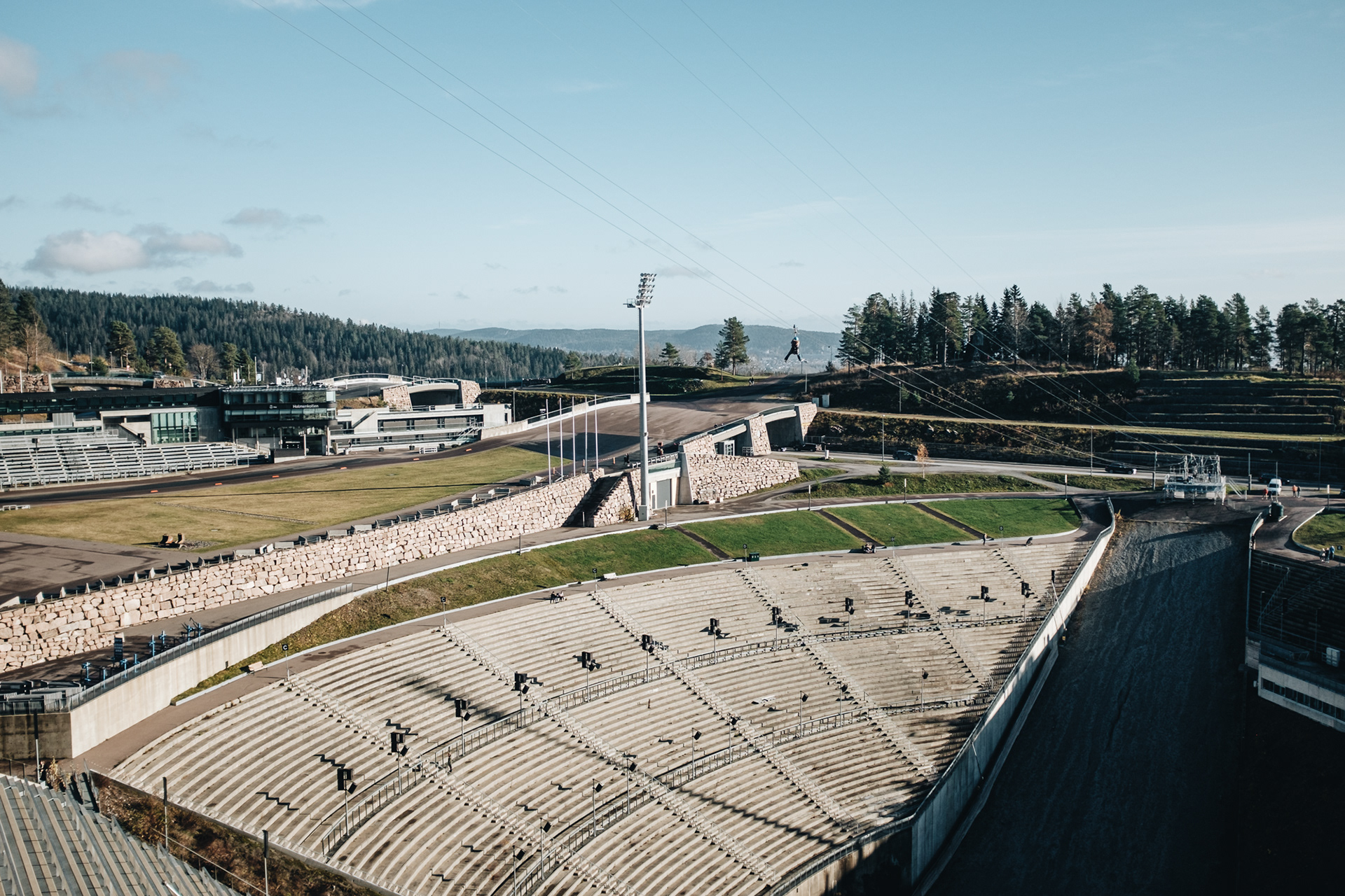 Holmenkollen – skokanský můstek nad Oslem s panoramatickým výhledem; musí se zaplatit vstup do lyžařskýho muzea