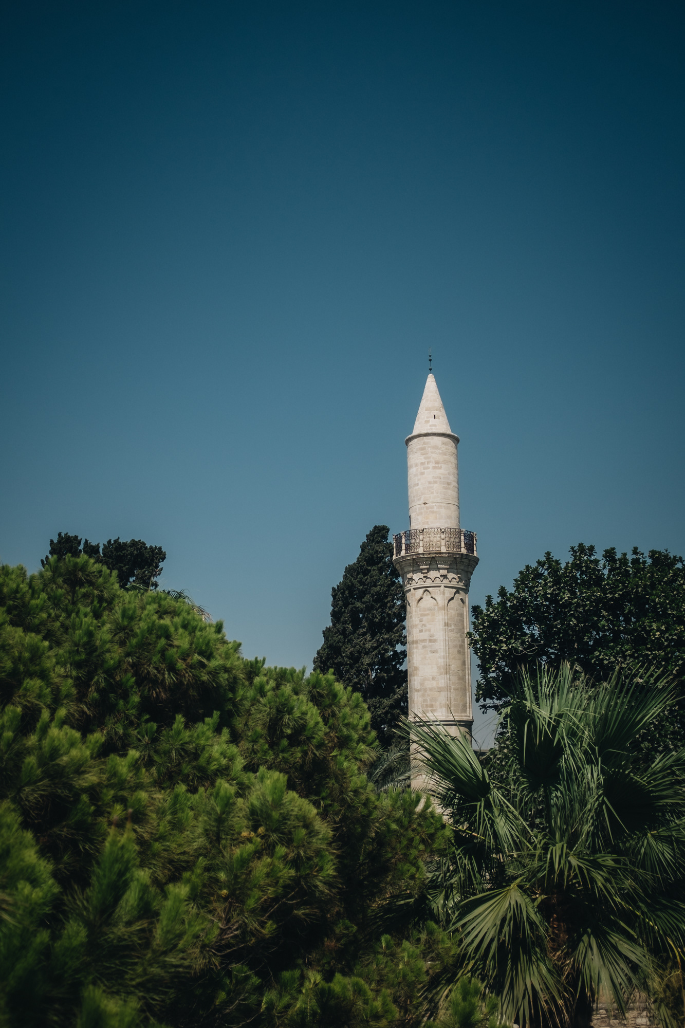 Büyük Cami مسجد – mešita stojící na kraji turecké čtvrti, po odstěhování Turků r. 1974 zůstala nedotčená, nyní slouží převážně muslimům ze severní Afriky, původně postavena v 16. st. jako kostel svatého Kříže, později přeměněna na mešitu, současná podoba z 19. st.