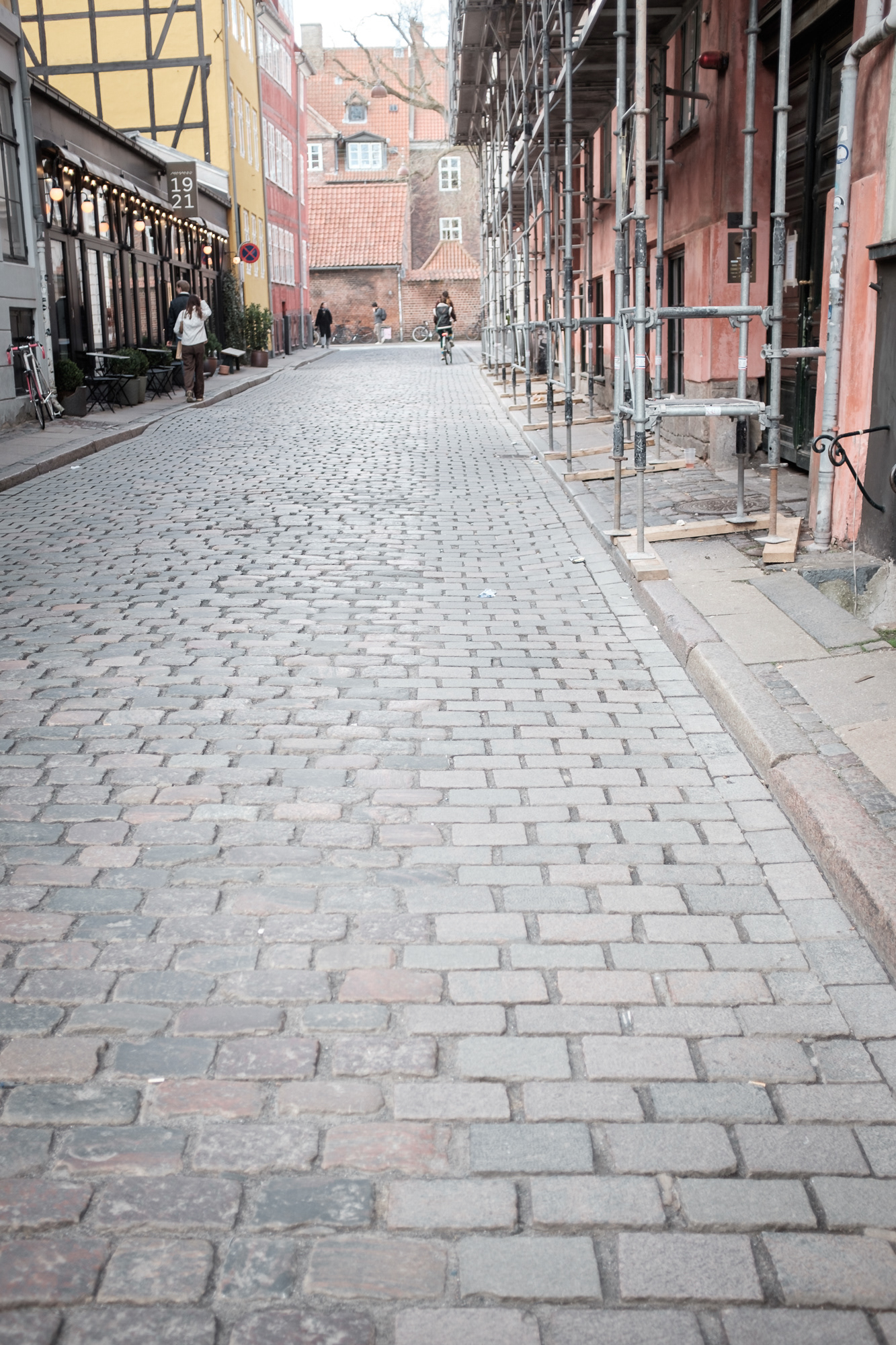Uprostřed obyčejný kostky, na krajích zarovnaný pro cyklisty
