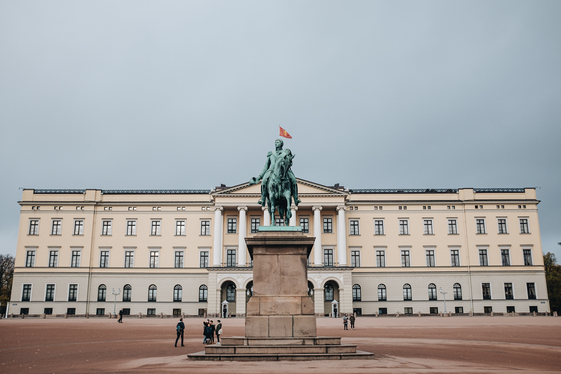 Královský palác v Oslu – zajímavá přístupnost paláce, 173 pokojů, postaven v letech 1825–1849, do r. 1905 nebyl stále obydlen