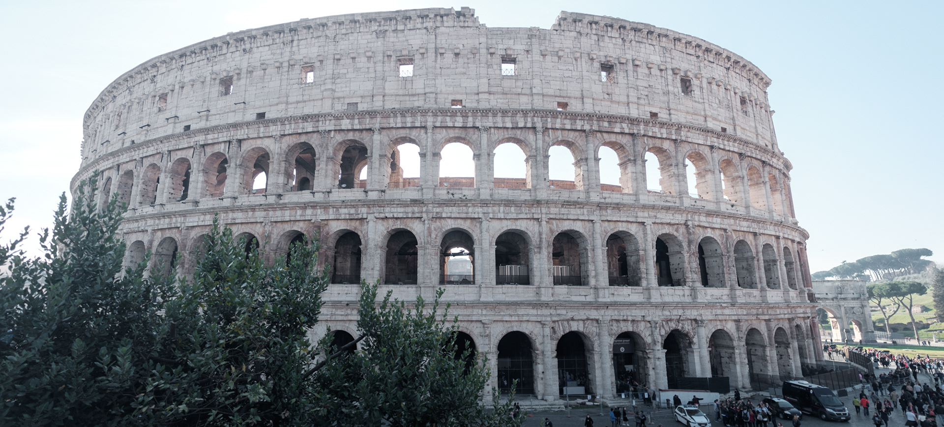 Colosseo (pokud sem někdo plánujete jít, je nutný koupit lístek předem online, už v únoru se tam stály několikahodinový fronty)
