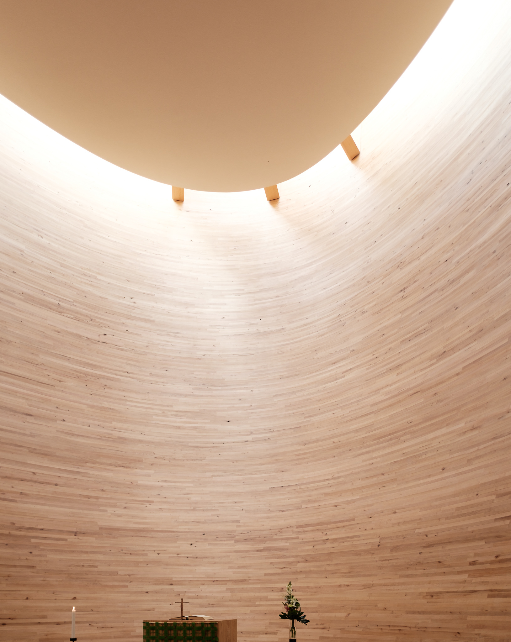 Kamppi Chapel (Chapel of Silence) - ačkoliv je kaple na rušném náměstí v Helsinkách, uvnitř je ticho (kromě davů Japonců)