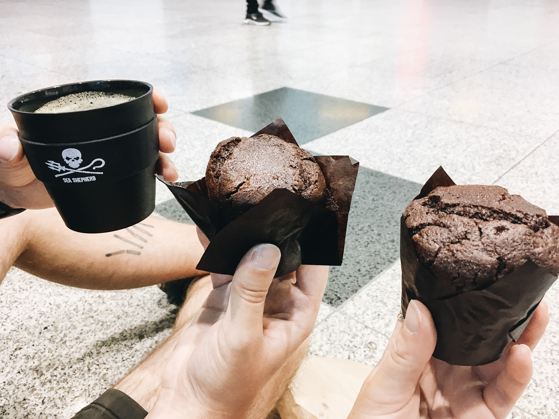 Kafe a muffin na letišti za pár korun