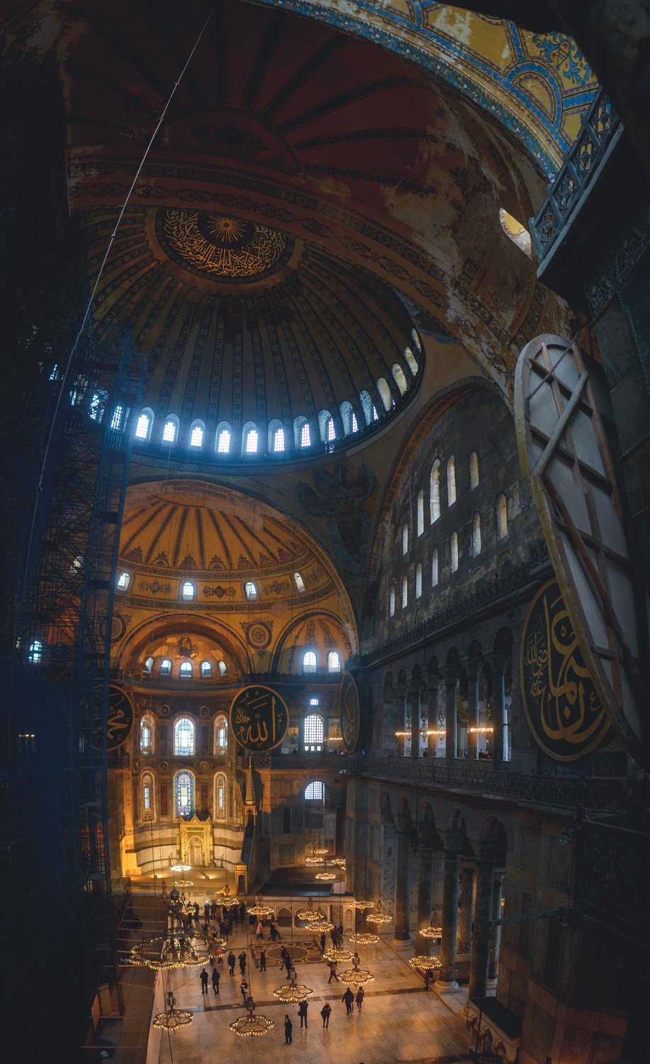 Ayasofya - Hagia Sofia čili chrám Boží Moudrosti - původně křesťanská stavba, po dobytí Osmany přestavěna na mešitu (přistavěny minarety), za Atatürka sekularizována a dodnes muzeum