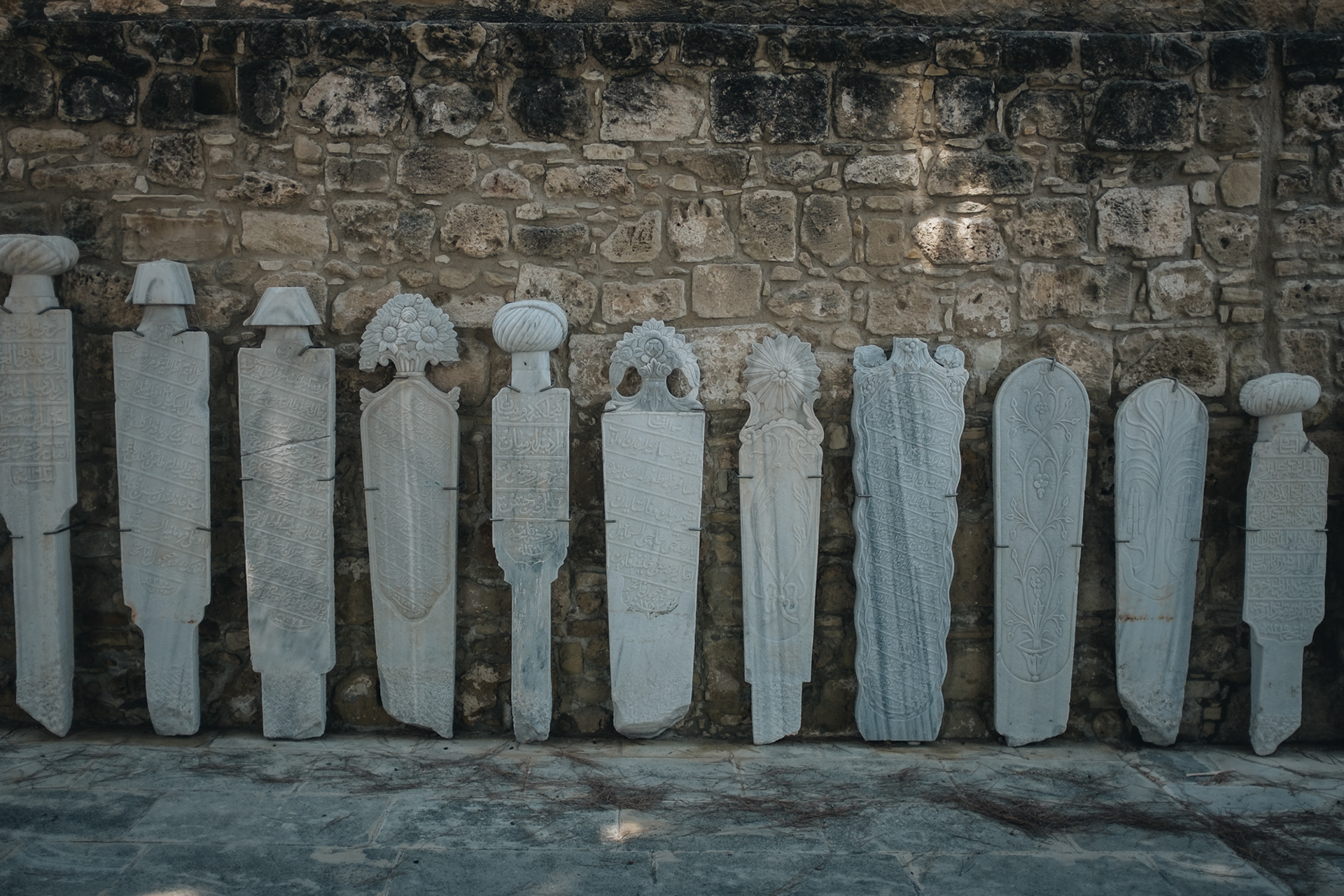 Medieval Fort – Larnacká pevnost, dnešní podoba z osmanské přestavby v r. 1605, na nádvoří středověké hrobky a stará děla, na hradbách výhled na pobřeží, v místnosti vpravo od vchodu Britové za své vlády nad Kyprem popravovali (po–pá 8:00–19:30, so– ne 9:30–17:00, €2,50)