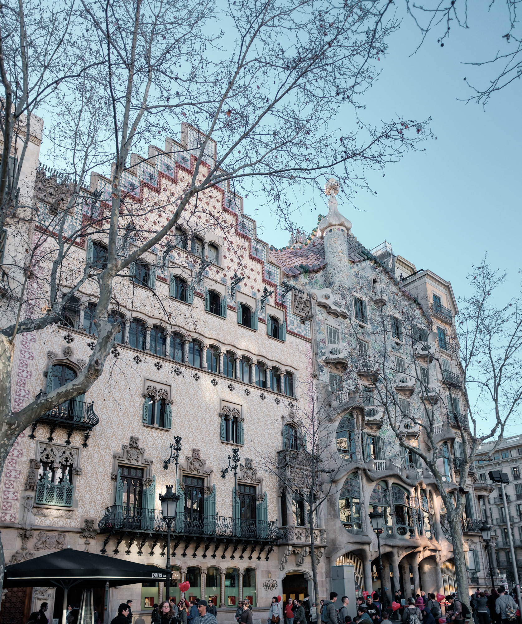 Casa Batlló - Gaudího dům inspirovaný benátskými karnevalovými škraboškami a střecha podle hada, a Casa Amatller