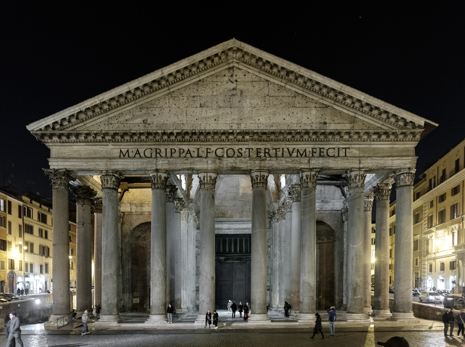 Pantheon - jedna z nejvýznamnějších a nejzachovalejších antických staveb s největší kopulí na světě (těsně před kopulí na Bazilice sv. Petra ve Vatikánu)