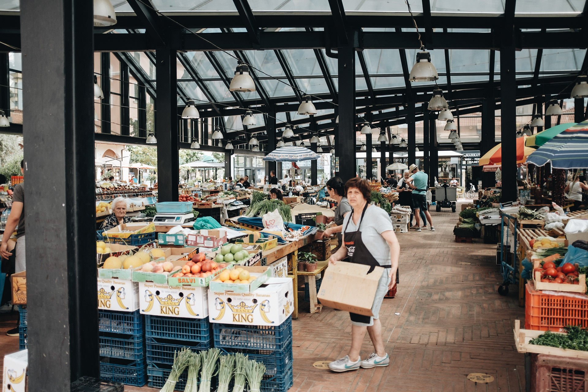 Pazari i Ri - tiranský bazar v místě, kde bazar vždycky byl, kryté tržiště se spoustou obchodů, barů, restaurací, kaváren kolem