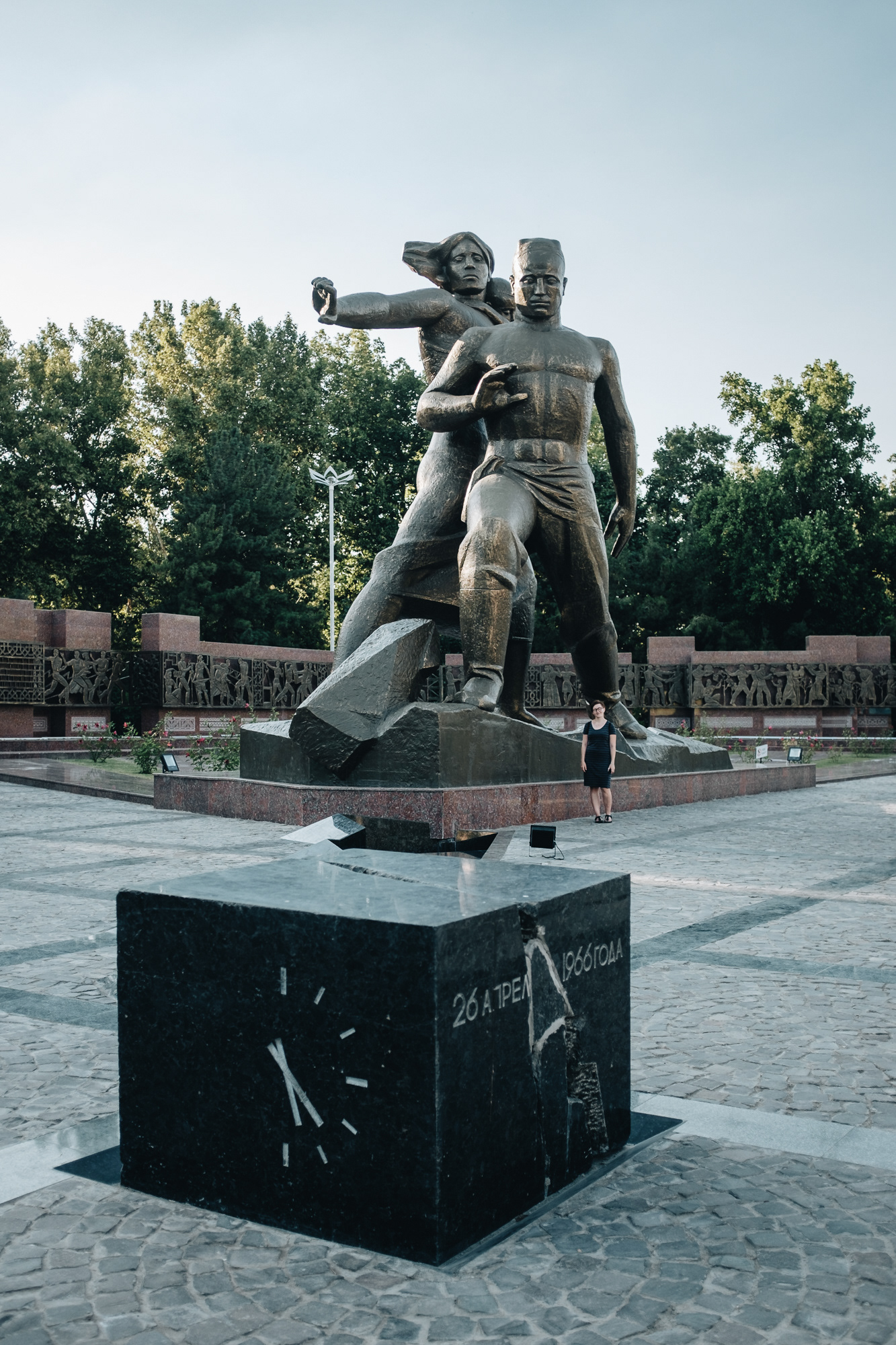 Monument of Courage - památník Statečnost pro sovětské muže a ženy, kteří znovu stavěli Taškent po ničivém zemětřesení r. 1966 (propagandisté oslavovali zástupy z celého SSSR, kteří přišli pomoct s obnovou města, vytvořili zde modelové sovětské měst, aniž by to konzultovali s místními, Moskva pak věnovala 20 % nově postavených bytů těmto hlavně ruským dobrovolníkům, aby zde zůstali trvale => Pachtakorský incident = rozhořčení místních obyvatel a v květnu 1969 pouliční střety mezi Uzbeky a Rusy), a věnovaný také obětem zemětřesení