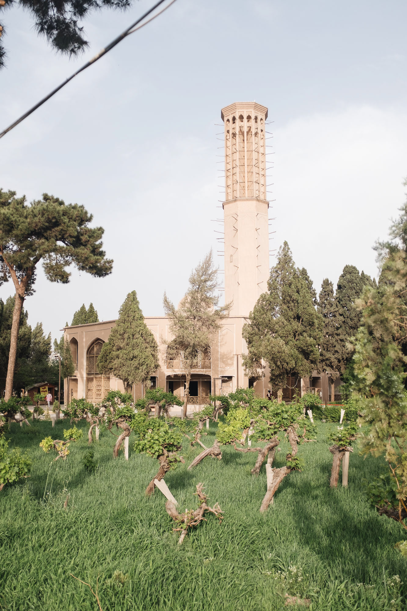 Dowlat Abad Garden - zahrady s vysokou chladící věží. Vítr je sveden zhora dolů do domů