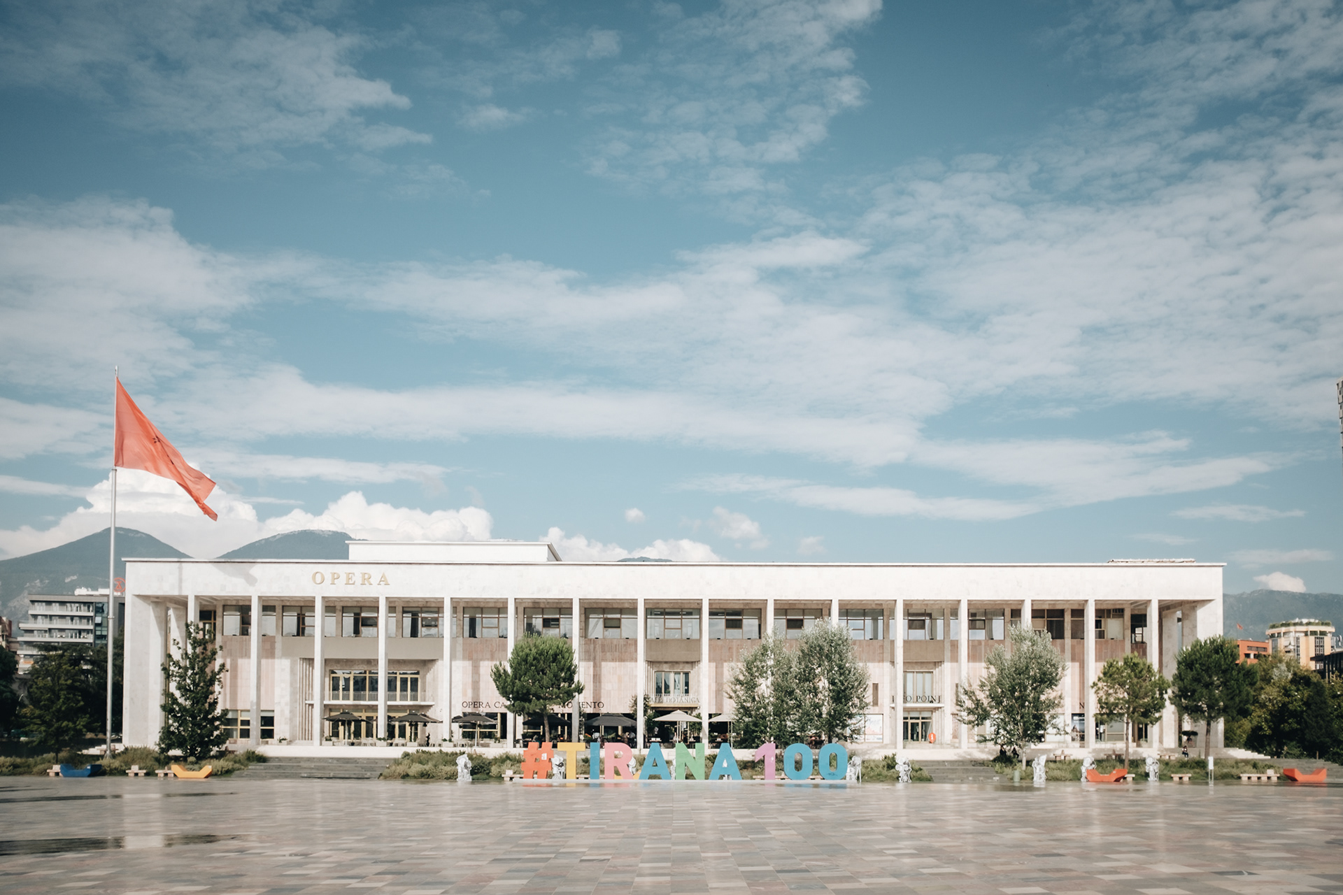 Palác kultury - veliká budova, která mohla být ještě větší, kdyby se Hodža v r. 1958 postavil za Chruščova a ne Maa během čínsko-sovětského konfliktu, v budově sídlí Národní opera a Národní knihovna, v přízemí se nachází skvělé knihkupectví