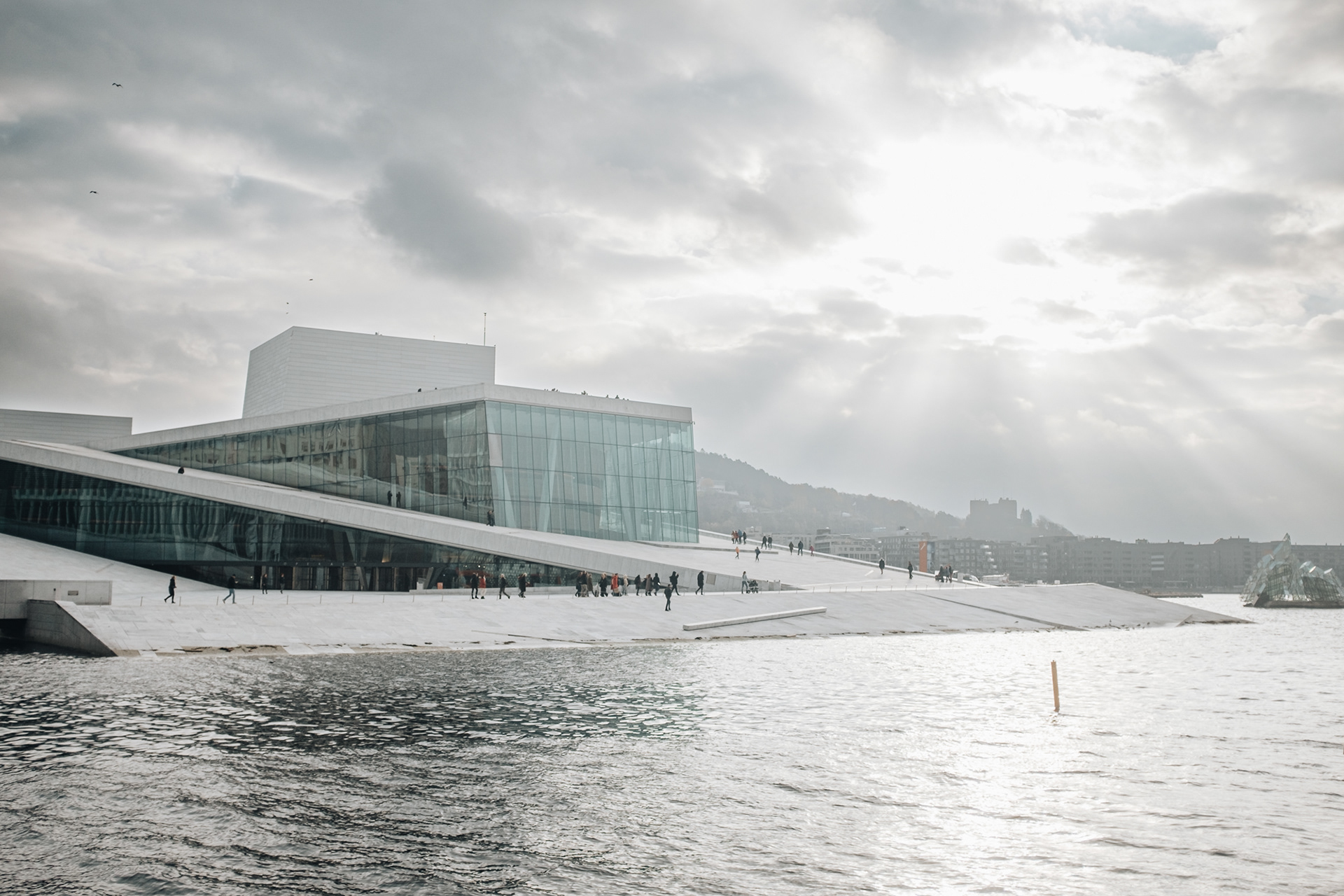 Opera v Oslu – jedna z nejvýznačnějších moderních staveb ve Skandinávii, od architektonického studia Snohetta, 500 mil. eur, připomínající ledovec plující v Oslofjordu, možnost vyhlídky ze střechy, příp. organizované prohlídky (120 NOK)