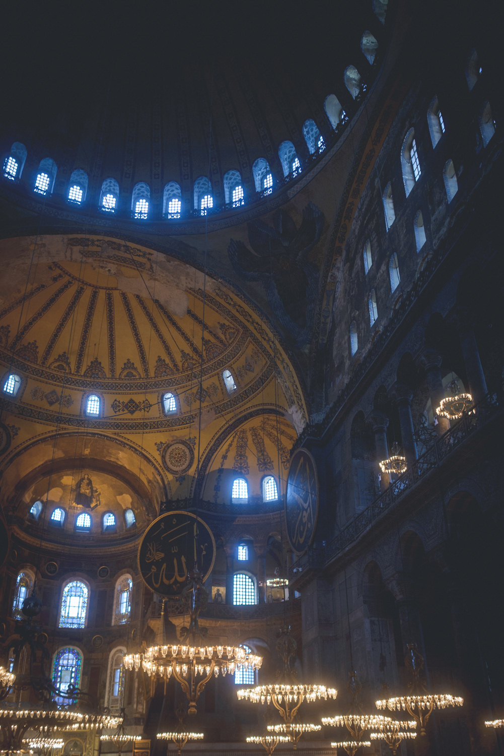 Ayasofya - Hagia Sofia čili chrám Boží Moudrosti - původně křesťanská stavba, po dobytí Osmany přestavěna na mešitu (přistavěny minarety), za Atatürka sekularizována a dodnes muzeum