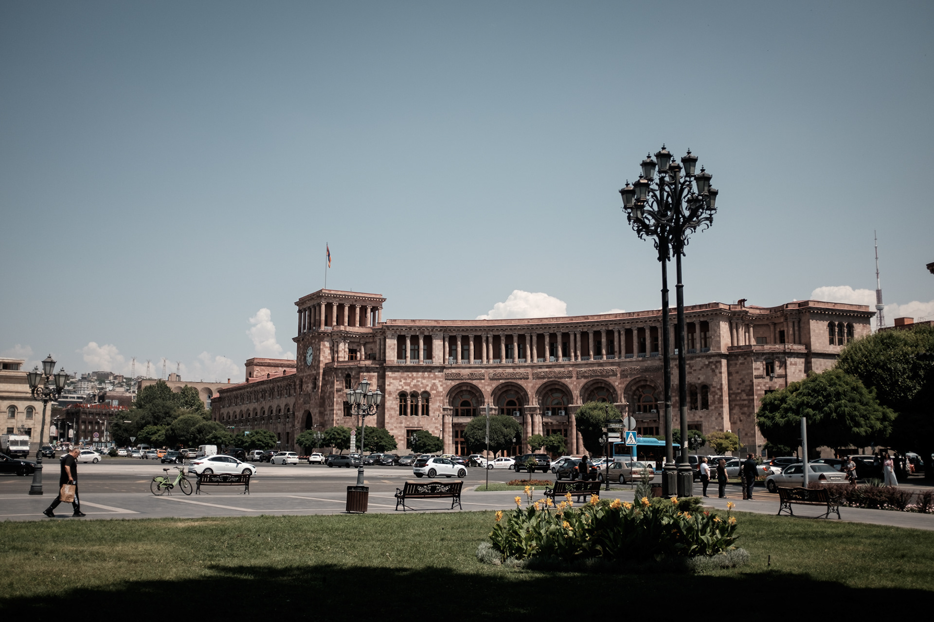 Republic Square - sovětská triumfální architektura v Jerevanu, dříve také Leninovo nám., pod nám. je obrovský kryt postavený za studené války na ochranu papalášů v případě jaderného útoku, veřejnosti je uzavřen :(