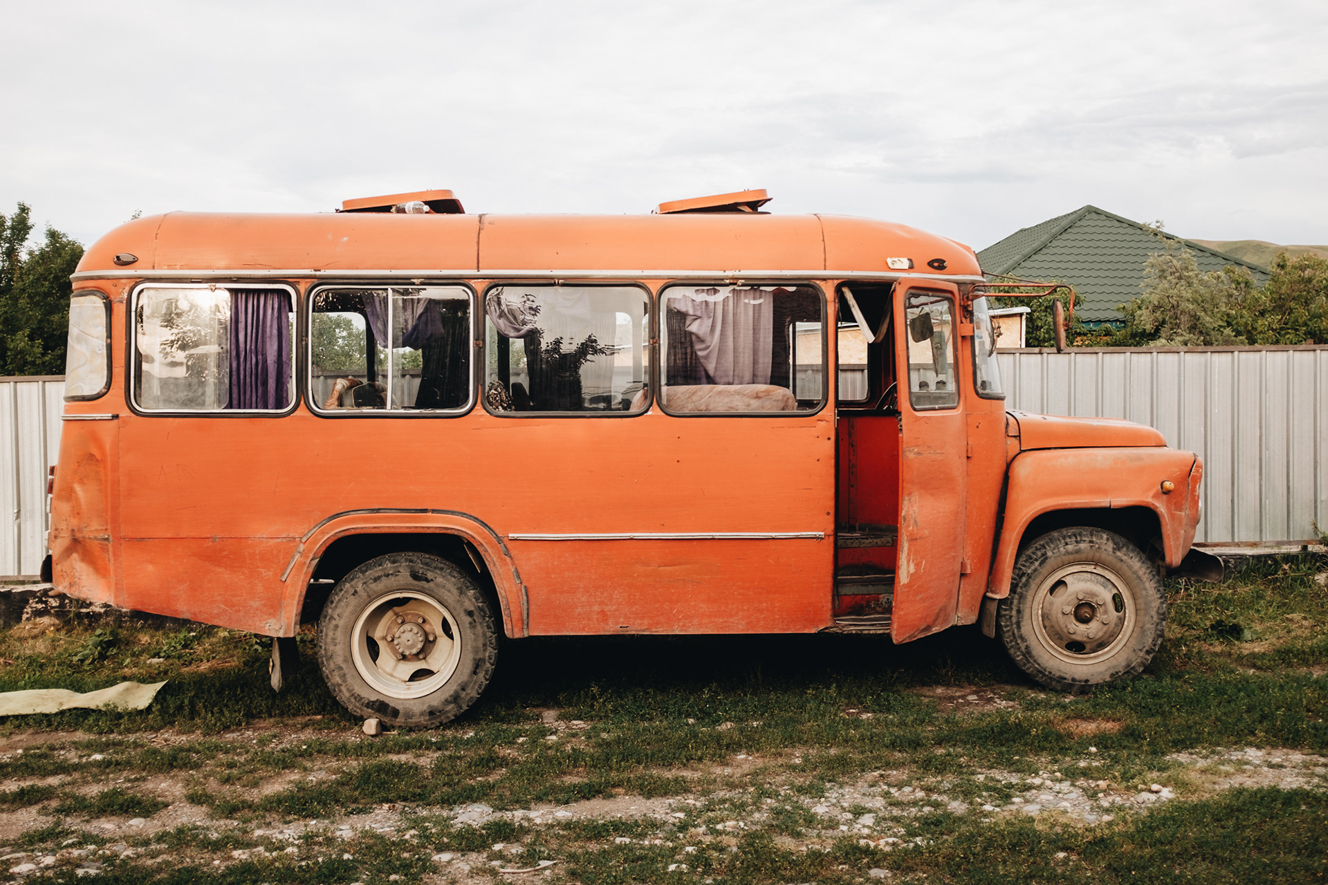 Autobus na zahradě našeho řidiče