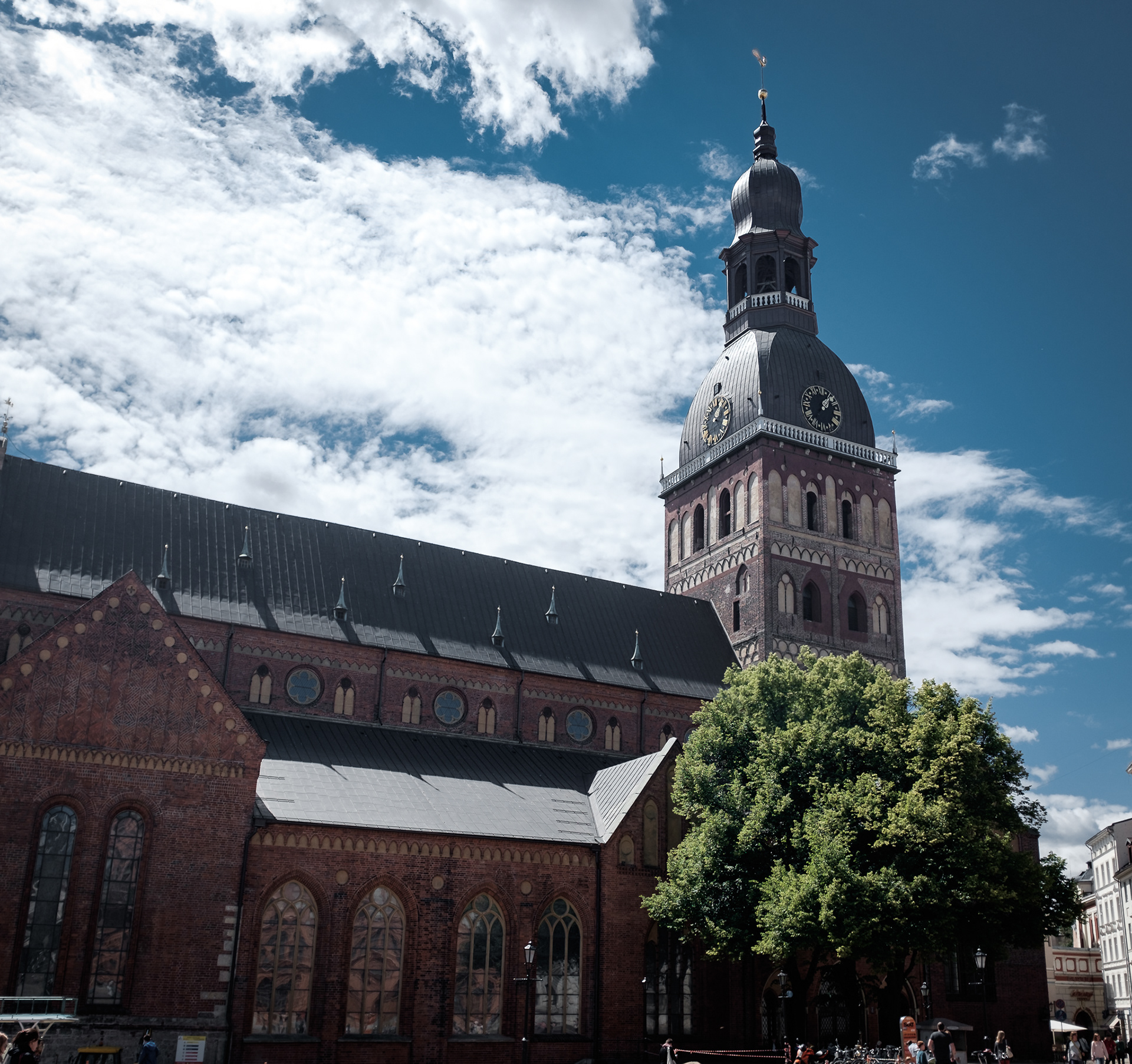 Rīgas Doms - obří rižská katedrála Dóm ze 13 st., dodnes největší svatostánek Pobaltí, spojuje v sobě stavební slohy 13. až 18. st.