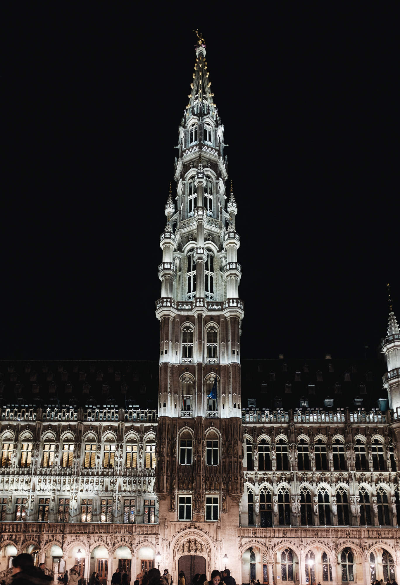 historická bruselská radnice, pochází z 15. st., nepatrně křivá věž vysoká přes 90 m, údajně nejkrásnější belgická veřejná administrativní budova na jednom z nejkrásnějších historických náměstí v Evropě, krásné fasády cechovních domů