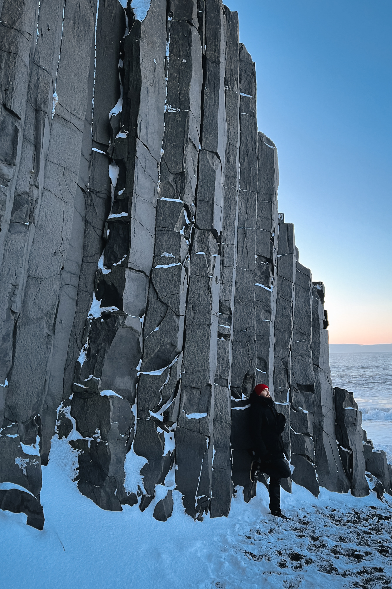 Black Sand Beach Reynisfjara - černá pláž s čedičovými sloupy, na útesech žijí papuchálci, supr výhled na západ na Dyrhólaey, v okolních útesech je mnoho jeskyní, pozor na vlny!