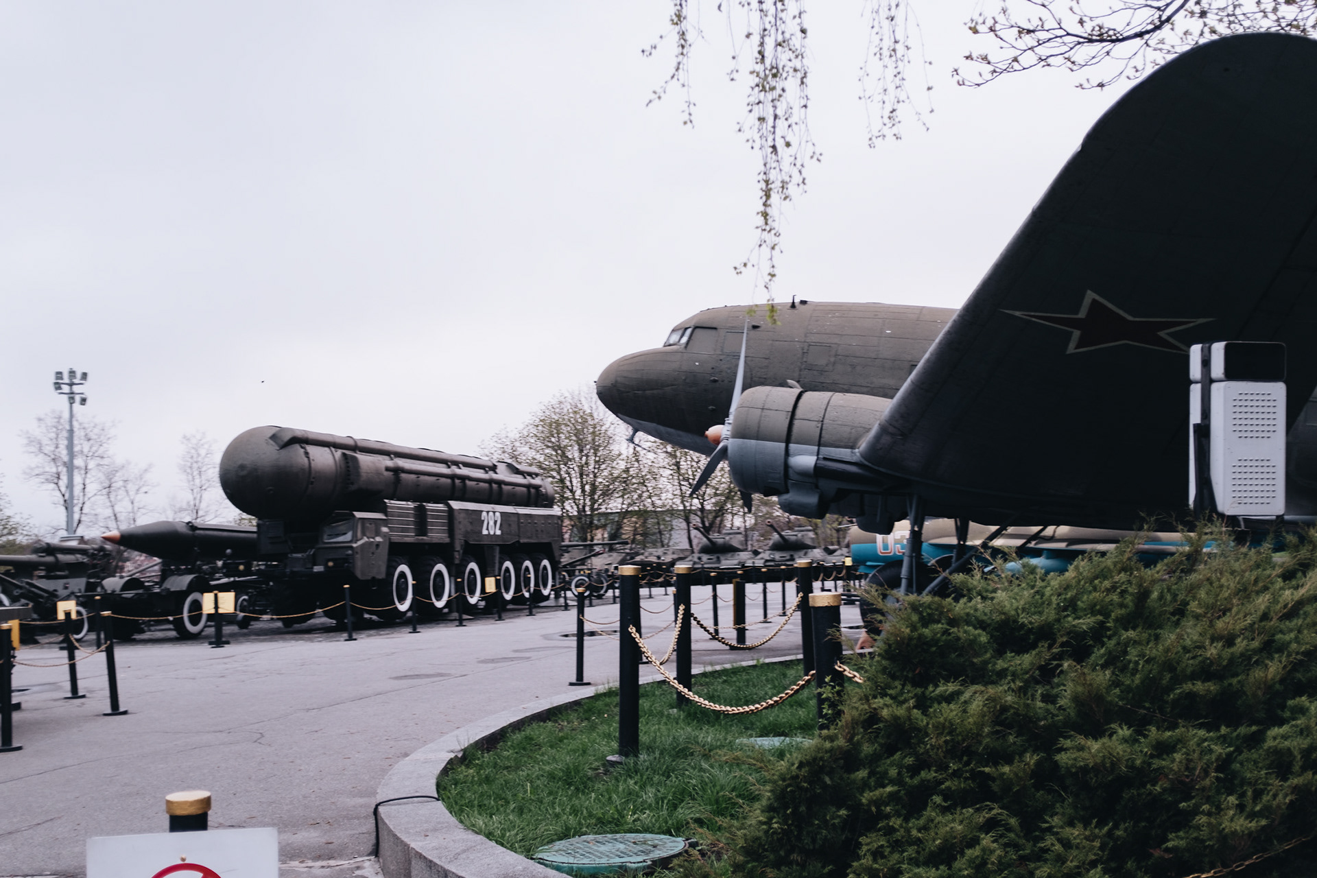 Muzeum vojenský techniky (V pozadí balistická raketa RSD-10 "Pioněr")